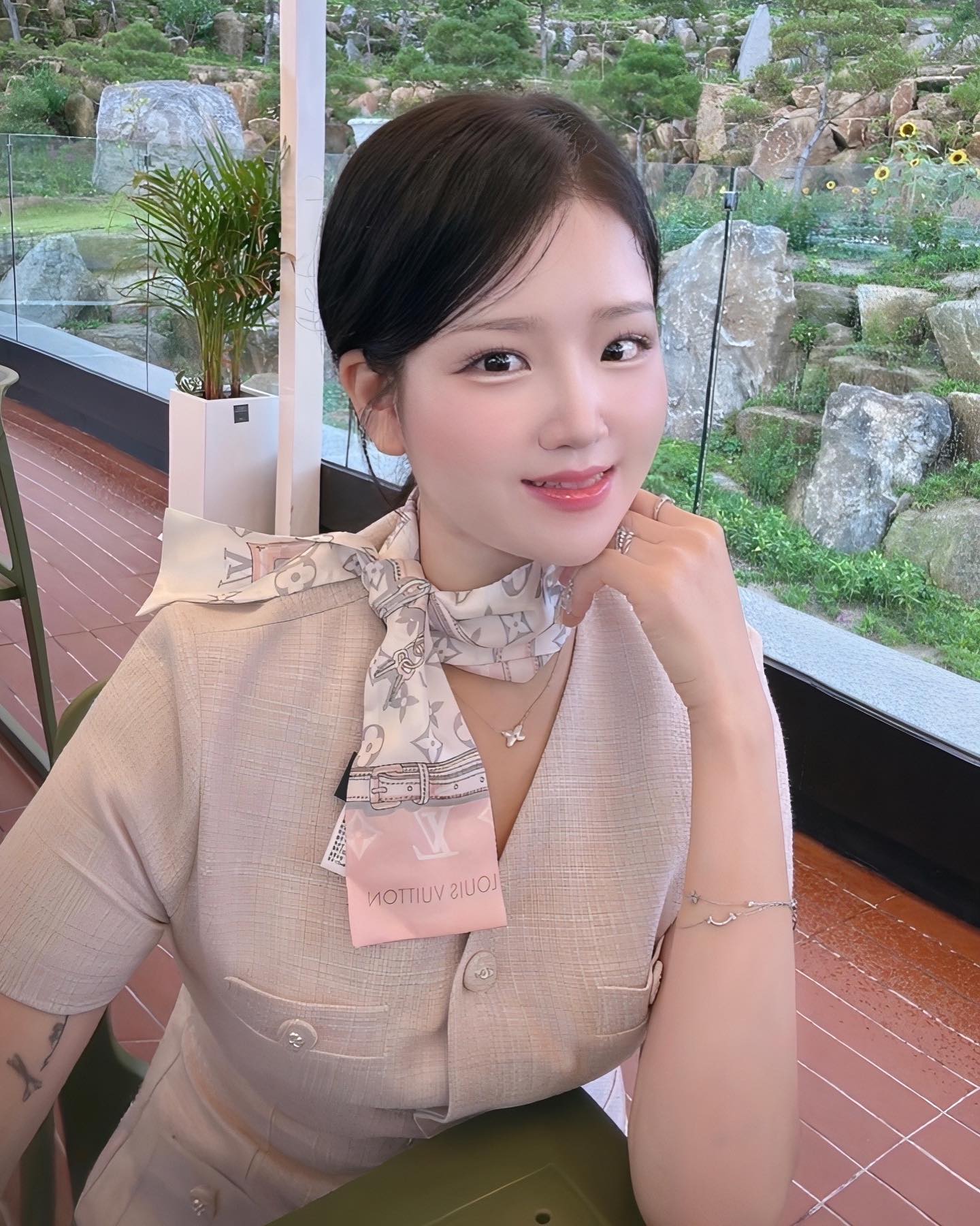 ⠀
나 핑크색 참 좋아해🤭🎀🩷
.
.
.
.
⠀
#셀스타그램 #스카프코디 #루이비통 #루이비통방도 #핑크방도 #하객룩 #하객룩코디 #횡성카페추천 #데이트룩 #번헤어스타일링 #깻잎머리 #잔머리컷 #좋테 #selfie #koreanstyle #koreanfashion #koreanmakeup #모델 #협찬문의 #광고 #디엠 #패션소통 #인스타일상