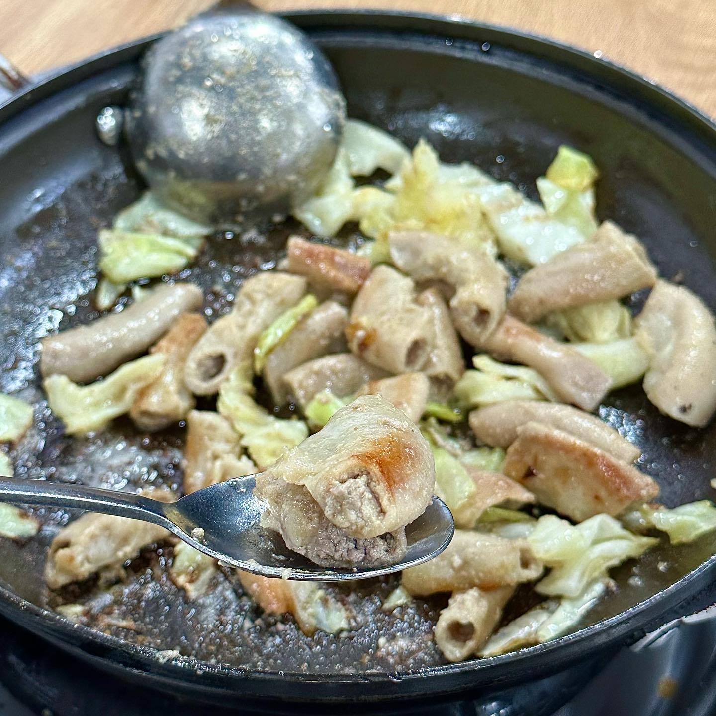 곱창전골을 시키면 곱창구이가 나오는 소곱창 찐맛집 #병천찹쌀순대 

모래내시장에 있는 곱창거리에서 가장 유명한 곱창 맛집이에요! 이 가게의 특별한 점은 주메뉴를 시키면 소곱창 구이가 함께 나오는 것이에요 곱창의 양이 꽤 많이 나와서 구이를 맛볼 수 있는 점이 좋았어요 잡내 없이 곱으로 가득한 곱창이라 정말 맛있어요 게다가 질기지도 않고 연하고 엄청 고소해서 서비스가 메인 같았어요 노릇하게 곱창과 함께 볶아진 양배추도 곱창에서 나온 곱과 기름이 베여서 달달 꼬숩 정말 맛있어요 

#소곱창전골 은 깻잎, 콩나물, 양배추, 당면 등과 함께 곱이 가득한 곱창과 양 모두 가득 들어있어요! 들깨가루도 함께 들어가요 전골은 깔끔한 국물의 칼칼하고 얼큰한 맛이에요! 소곱창의 곱이 끓으면서 국물에 살짝씩 퍼지면서 베여서 칼칼함에 고소함까지 더해져 술이 술술 하하 

#볶음밥 은 조금 남은 국물과 함께 김치와 깻잎을 볶은 볶음밥인데 볶음밥의 정석같이 정말 맛있었고 배가 너무 불렀지만 계속 들어가는 맛이었어요 호호 배부르더라도 볶음밥 꼭 드셔보셔요! 

보시다시피 맛과 양 그리고 서비스까지 완벽한 곳이라 웨이팅이 있어요 웨이팅을 하고 서비스로 나온 곱창구이를 맛보는 순간 마음이 사그라드는 맛이에요! 근처에 가신다면 가보시길 추천드려요

소곱창전골(1인분) 1.6 볶음밥 0.2

📍인천 남동구 구월로266번길 60 병천순대 / 구월동 1265-19
