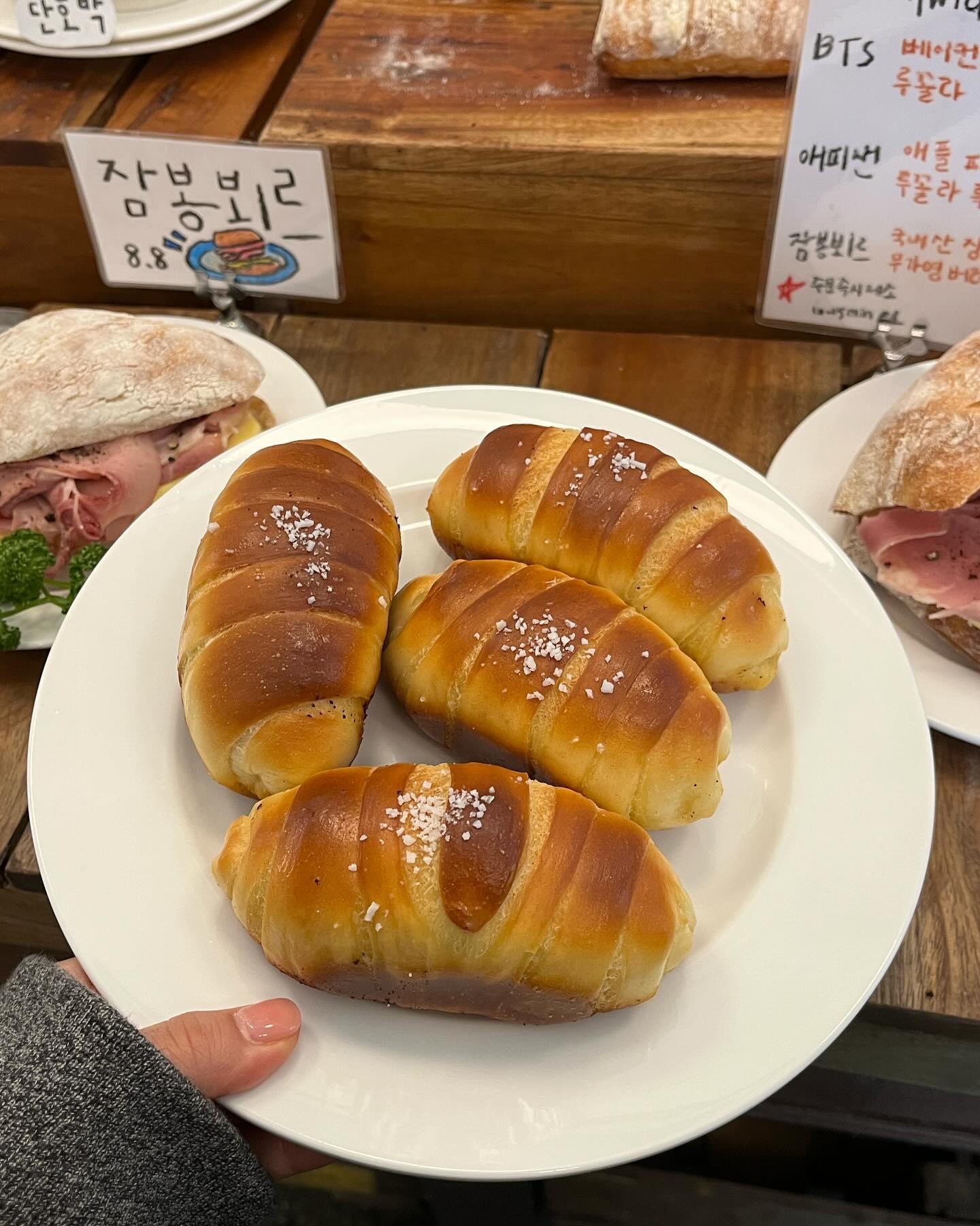 궁금했던 얼ㅅ퀙벸샵 ,,, 드뎌 다녀왔다 ,,, 🍞
콘크림치즈치아바타
감자수프
바닐라오트라떼까쥐
오트밀크변경, 디카페인 원두 변경이 무료인게 너무 좋았고
공간도 넓고 예쁘고 ㅜ ♥

콘크림치즈치아바타 ㅜ 쫀뜩하고 크림도 많고 옥수수도 과하지 않아서 좋아따,,,
감자수프는 치즈를 갈아서 같이 올려주시는데 잘 섞으면 치즈가 녹아서 넘 맛있었다 ㅠ
빵이 맛있으면 커피가 맛없는 경우가 많은데
여기는 뭐 ,,; 카페 얼스어스의 오랜팬으로서 ,,, 믿고 갔지요 ,,,
눈이와서 뜨거운 디카페인오트라떼까지 한잔 더 마셨지요 ,,,
과식했지요 ,,, 

수프를 오픈키친에서 만들어주시는데
오픈키친이 ㅜ 넘 귀여움 ㅜ 👀🥺

근데 사장밈 토마토수프도 만들어주시면 안될까요?!??
제발요 ㅜㅜ 제발제발 ㅜㅜㅜ
탄수+탄수 조합이라 넘 배불러서
토마토로 개운하게 씻어줄 수프가 ㅜ 있으면 ㅜ 
빵 계속들어갈거같은데 ,,, 아 혹시 계속먹을까봐 ? ㅋㅅㅋ 

첫사진은 소금빵치아바타 !
가족들 주려고 포장에서 별내집왔슈 🏠

혼자서 야무지게 보낸 오프의 시쟉 ,,, 
🤓

#얼스케이크베이크샵 #성수 #성수동카페 #성수동베이커리 #성수베이커리 #성수빵집 #성수동브런치 #성수맛집 #뚝섬 #뚝섬카페 #뚝섬맛집 #뚝섬브런치 #서울커피맛집