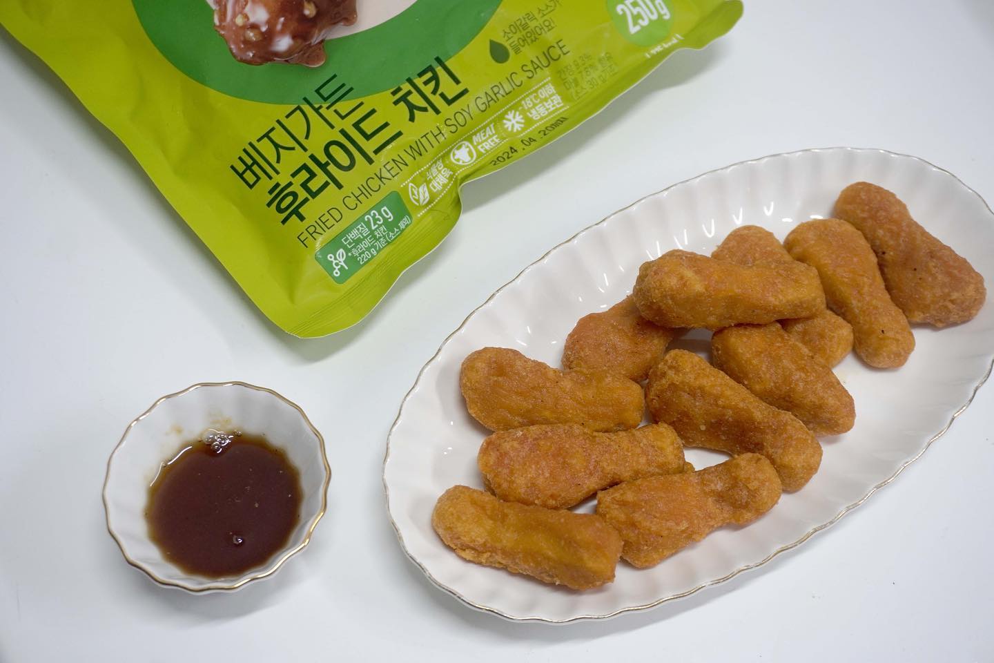 #협찬 nongshim 

먹기편하게 순살로 만들어졌어요!!
비건음식이라 부담없이 즐기기 좋아 먹어보았는데, 이게 비건 맞아? 하는 느낌이에요.

바삭바삭하고 속이 부드러워서인지 닭고기라고 생각해도 믿어지는 맛이랄까요?

후라이드치킨에 소이갈릭 소스로 구성되어있는 베지가든 후라이드 치킨 ! 술안주로도 좋고 아이들의 간식으로도 충분히 매력적이랍니다 :) 

#농심 #베지가든 #비건음식 #비건식품 #후라이드치킨 #비건 #치킨에어프라이어 #크리스피치킨 #비건요리