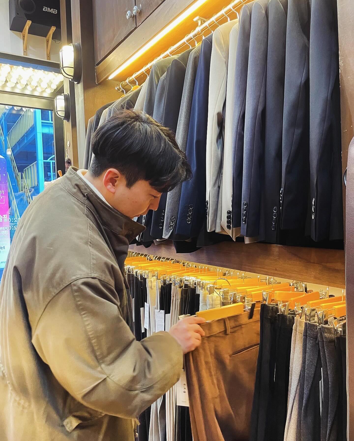 #광고
크리스마스를 맞이하여 
#crg안양점 초대로 매장에 다녀왔어요:)

오랜경력의수선실장님과같이수선실이운영되어서 모든제품 수선,보정 서비스, 전문적인지식으로 트렌드하고 다양한 스타일링(코디)서비스를 제공하고 있는 crg매장! 
인근지역무상배달,택배무상서비스, 다양한구성의 스타일제품구비, 안양 대표 트렌드한 옷가게(10년이상 자리잡고있는 대표 옷가게), 다양한사이즈(빅사이즈포함)구비, 좋은 퀄리티의 질좋은 제품과 서비스로 구매하신 분들의 높은 만족감, P-31(스니커즈), 테이크어필(향수) 등의 브랜드입점되어 있답니당

여러 코디를 편안하게 피팅할 수 있어서 맘에 드는 옷 다 입어보기😎
니트랑 맨투맨으로 골랐는데 너무 맘에 들어요
남편도 맘에 들어하고 서비스도 좋아서 다음엔 다른 옷 사러 가야겠어요
.
.
.
#안양옷가게 안양옷가게 #안양남자옷가게 #남자옷가게 #군포남자옷가게 #평촌남자옷가게 #범계남자옷가게 #남자옷추천 #crg안양 #crg안양점