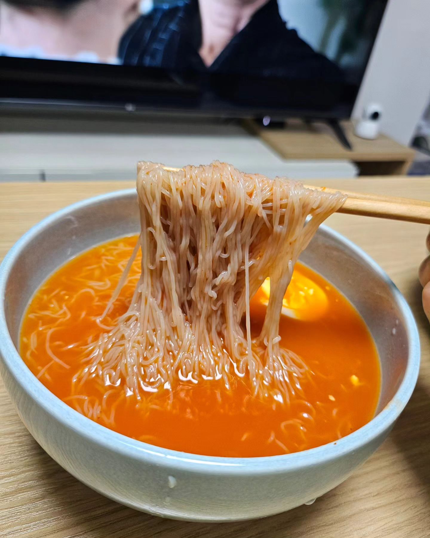 #협찬

더운 여름 어떻게 이겨내세요?
전 해방촌 냉면으로
이열치열로 이겨냅니다!!

요즘 땀을 많이 흘려서 그런지
물냉이 엄청 땡기는데

여기에 매운 양념이라면!
1석2조!🔥

넉넉한 양념장으로 
매운맛도 조절 가능하고
물냉면에서 비빔냉면까지
다양하게 즐길수 있다는점🧡

캡사신을 사용하지 않아서 그런지
더욱더 깔끔한 매운맛!

어제 술드셨다면
해장냉면으로 해방촌냉면 추천합니다!!👍👍

#냉면 #함흥냉면 #해장냉면 #매운냉면 #냉면밀키트 #불냉면 #물냉면 #비빔냉면