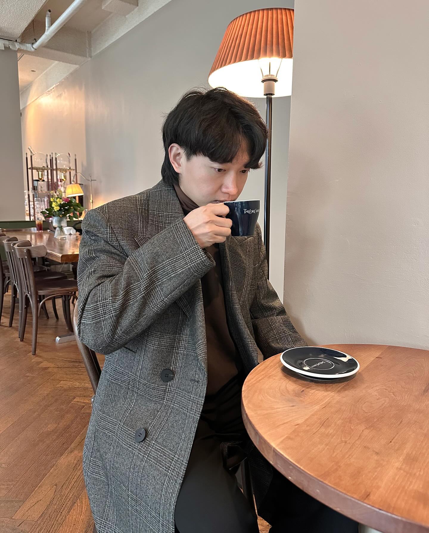 우영미 그레이 더블코트🧥
그레이 컬러에 체크 패턴이 너무 이쁜 코트에요
봄 가을에 입기 적당한 원단으로 지금부터 입기 좋아요🍃🍃
.
.
.
Coat: wooyoungmi 
Sweatshirt: giordanokr 
Pants: musinsa.official 
Shoes: drmartenskr