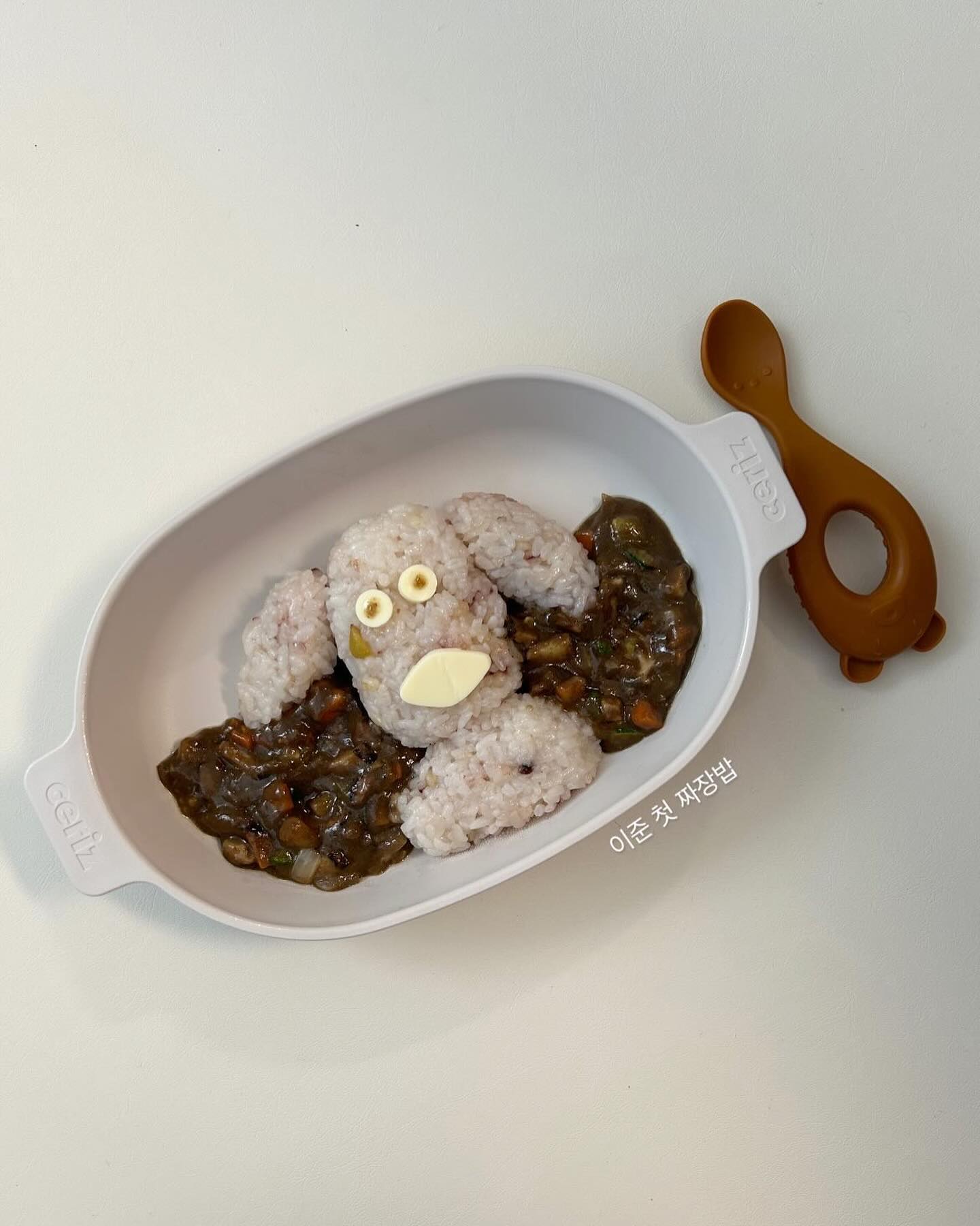 #밍끼맘_유아식 #아기짜장 

이준이 첫 짜장🤎🖤 비록 찐 짜장은 아니고 오징어먹물이지만,
이렇게 하나둘씩 새로운맛 느끼는거 어때 좋지?