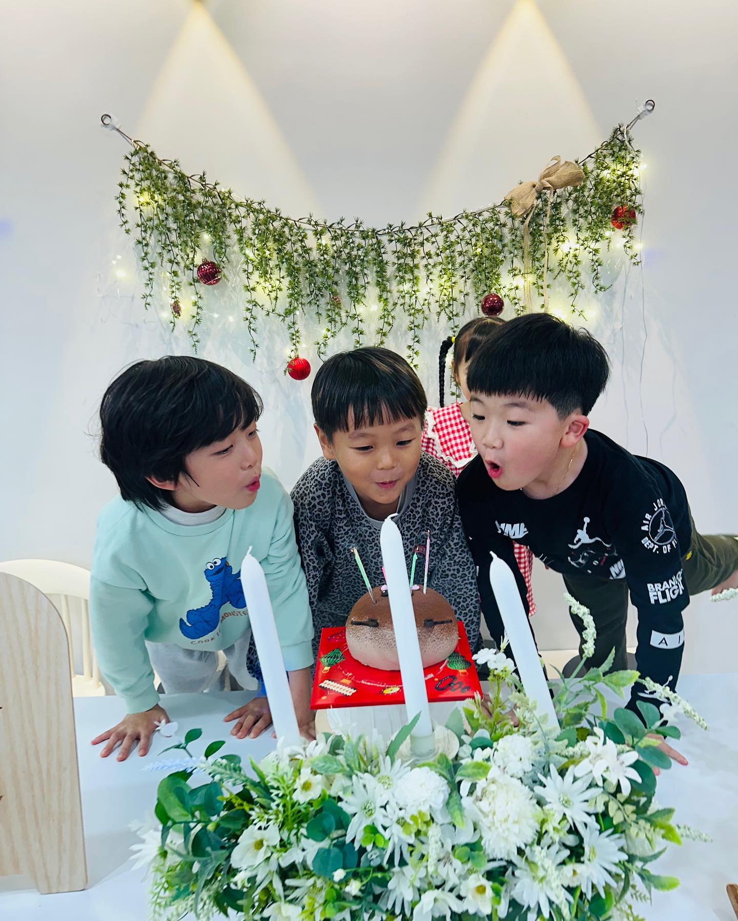 .
.
올해도 함께해준 친구들 ❤️💛🧡💛
.
.
#우정해 #5살때부터 #율이가
#사겨온 #친구
#사이좋게 #무럭무럭 #자라렴
#다음에 #또 #뭉쳐요 #언니들🫶🏻 
#로로키즈카페동탄점 
#전율생일축하해😚 
#전율스타그램❤️ 
#7살생일 #이젠 #잼민이들
#생일편지 #갬동