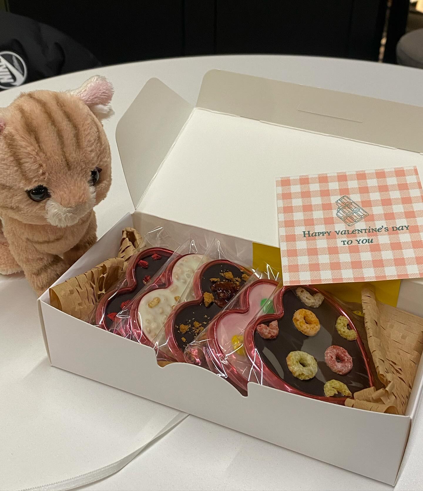 ⠀ 
🐱일구 덕분에 유하유빈이의 행복했던 연휴 첫날 :)
삼영커피에서 발렌타인데이 초콜렛을 직접 만들어 판매하신다길래
유하유빈이랑 가게 마감 후에 버스여행겸(?) 다녀왔다,🫨
나보다 당연히 유하유빈이가 더 좋아할줄은 알고있었는데
만지작만지작 보는 내내 하트 초콜렛 너무 예쁘다고,🥹

사장님께서 직접 디자인하신 사랑스런 느낌의 엽서도 예쁘고
깔끔한 포장패키지도 예뻐서 선물하기 너무 좋을 것 같다🤍
그리고 원데이클래스로 직접 만들어 볼 수도 있다고...!!!!🍫❤️
젊으신 사장님 진ㅉㅏ대단하신거같다..🥹👍🏻

그리고 삼영커피의 너어어어무 귀여운 냐옹 일구🐱
아마 우린 조만간 일구보러 또 갈거같다..🤍🤍🤍
#삼영커피 #시흥핫플 #발렌타인데이선물