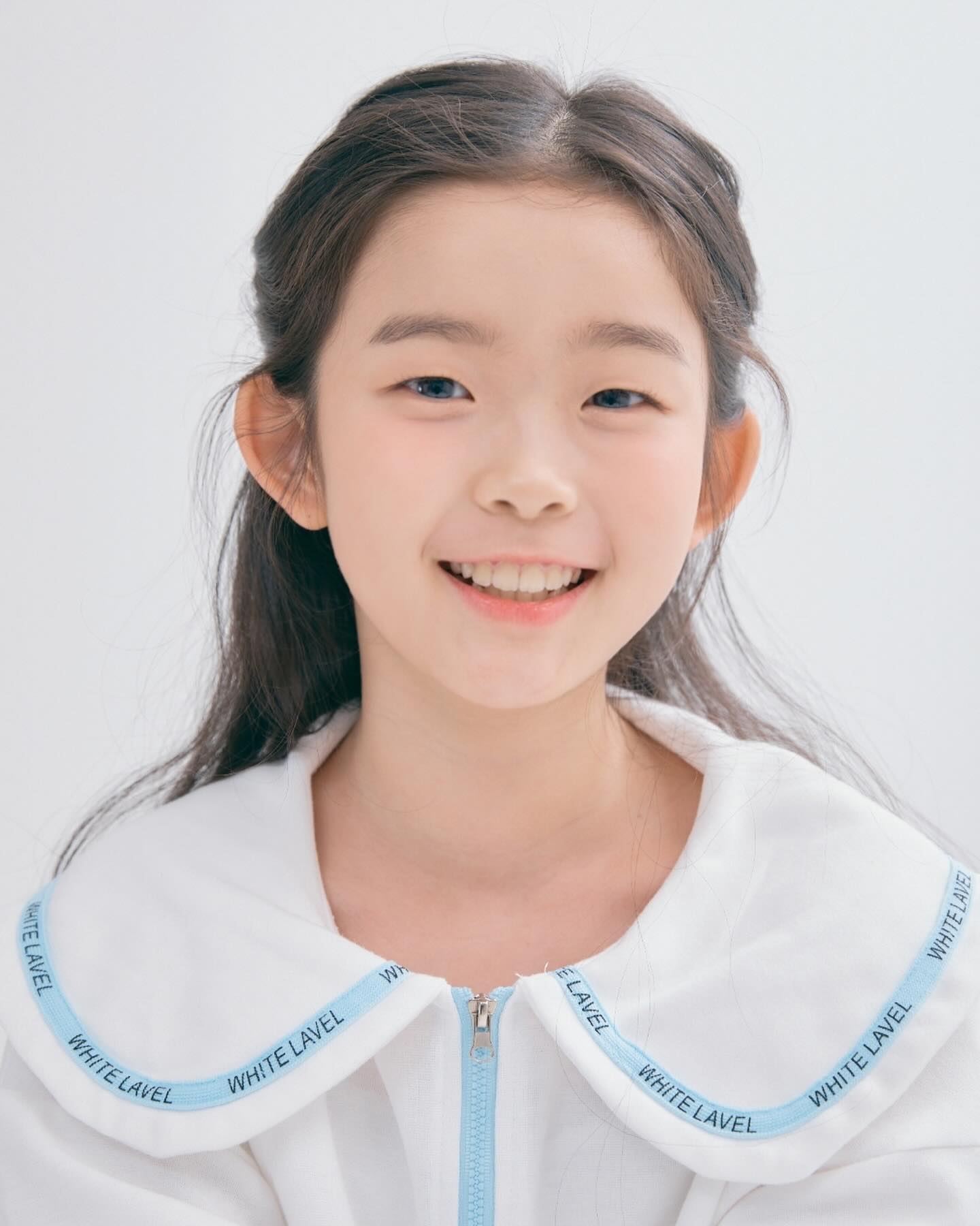 #협찬

새학년이 되니 필요해진 증명사진

이왕이면 정말 예쁘게 굴욕없이 찍어주고싶은 애미의 마음?😆

때마침 알음알음 증명사진 잘 찍는 곳으로 입소문 난 모먼트 스튜디오에서의 초대장!!!💌

특히 남자 작가님께 초반 낯을 가리는 아임이가 적응할 여유를 주시면서 천천히 이끌어주시더니 촬영 시작 10분도 안되는 시간에 증명사진과 프로필사진 거기에 전신 사진까지 완료!!
그렇다고 퀄리티가 떨어지냐구요?
노놉!!!!
아임이 마지막 사진 제외한 모든 사진 무보정 원본입니다!!!
슬쩍 궁금해서 찾아보니 컬러증명+프로필이 90,000원?
일반인화도 4*6 8매 기준 5,000원 5*7 10매 기준 7,000원!
가격까지 사랑스러운? 서초 모먼트 스튜디오!!

아임이가 예쁘고 끼가 많다며 칭찬해주시며 계획에 없던 전신 사진들도 많이 찍어주신 작가님~🩷

오늘은 상반신 사진들만~
전신 사진들은 조만간 업뎃할게요!!!

굴욕없는 증명사진이 필요하실 땐 모먼트 스튜디오 추천합니다!!

예쁜 사진 감사해요!!! mmtstudio_ 

#개인프로필 #개인화보 #모델프로필 #배우프로필 #강남프로필 #회사프로필사진 #프로필사진 #컬러증명사진 #증명사진잘찍는곳 #강남증명사진 #논현역여권사진 #논현역증명사진 #신사여권사진 #신사역증명사진 #신사증명사진 #사원증사진 #논현역사진관 #논현증명사진 #면허증사진 #민증사진