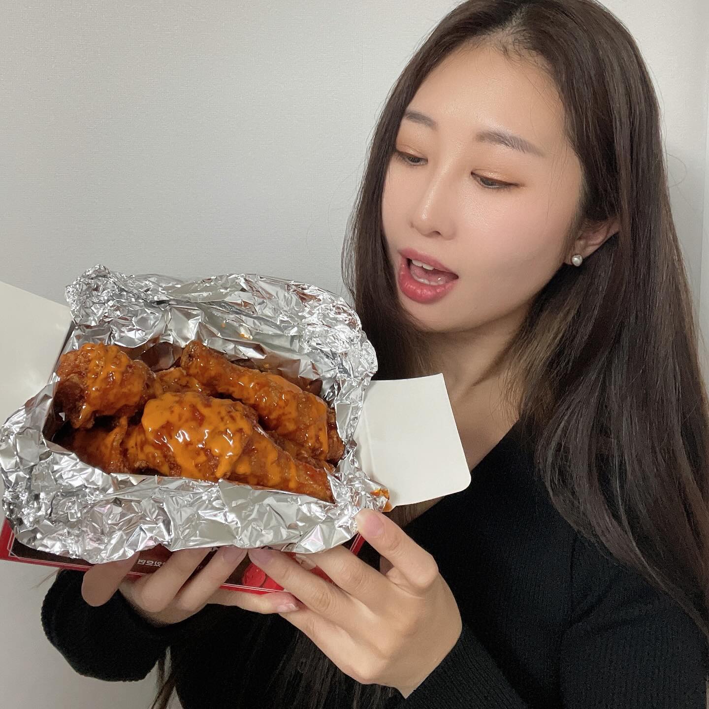#협찬 
#후참잘신메뉴 !!
#맵달킹 🔥

후라이드만 잘하는줄알았는데
이집 양념도 잘하네

맵찔이도 먹을 수 있는 맛있게 매콤달콤한 특제 양념치킨에
#불닭마요킹 소스를 개인 기호에 맞게 찍,부먹 해먹을 수 있음

소스는 매콤하면서 고소한 마요네즈의 감칠맛이나서
추가해서 치킨말고 사이드 메뉴 찍어먹어도 맛있음
치즈볼이랑도 찰떡👍🏻

콜라는 역시 펩시콜라
덜달아서 치킨이랑 먹기에 좋음

#후라이드참잘하는집 
*방문포장 시 4,000원 할인
*1월동안
- 배달의민족/배민원 매주 금요일 2천원 할인
- 요기요 매주 월요일,수요일 2천원 할인

#배달의민족 
브랜드관 찜!🩷
찜한 브랜드는 상단 노출되며, 
할인 소식을 빠르게 받아볼 수 있어요

#후참 #후참잘 #또먹고싶다