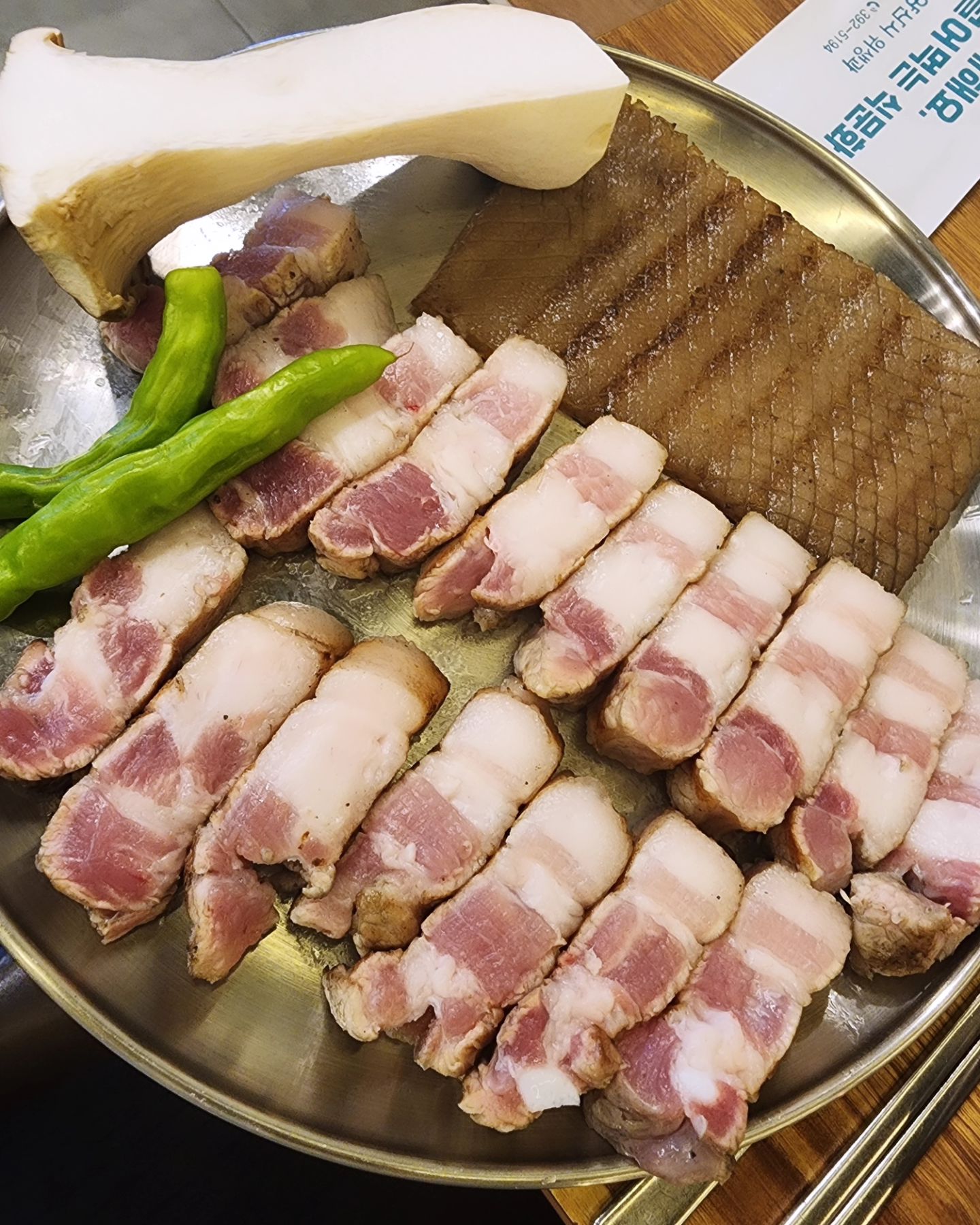 졸업식 하고 언니들 만나서 맛난거 먹고왔다
고기도 맛있지만 진짜 #인생돼지껍데기를만났다 
37년 살면서 돼지껍데기 2인분 이상 시켜본적이 없는데
4인분을 주문할정도 #양산돼지껍데기맛집 찾음
고기도 너무너무 맛있지만 돼지껍데기 최고 👍👍👍
거기에 얼그레이하이볼 까지 한잔하니 기분도 최고

#언니들이랑 #하면돼지 #양산증산맛집 #양산고깃집추천
#돼지껍데기맛집찾음 #양산하면돼지 #증산택지맛집
#너무맛있다❤️ #양산돼지껍데기맛집발견
#6년만에드디어졸업 #좋은날좋은사람들과함께