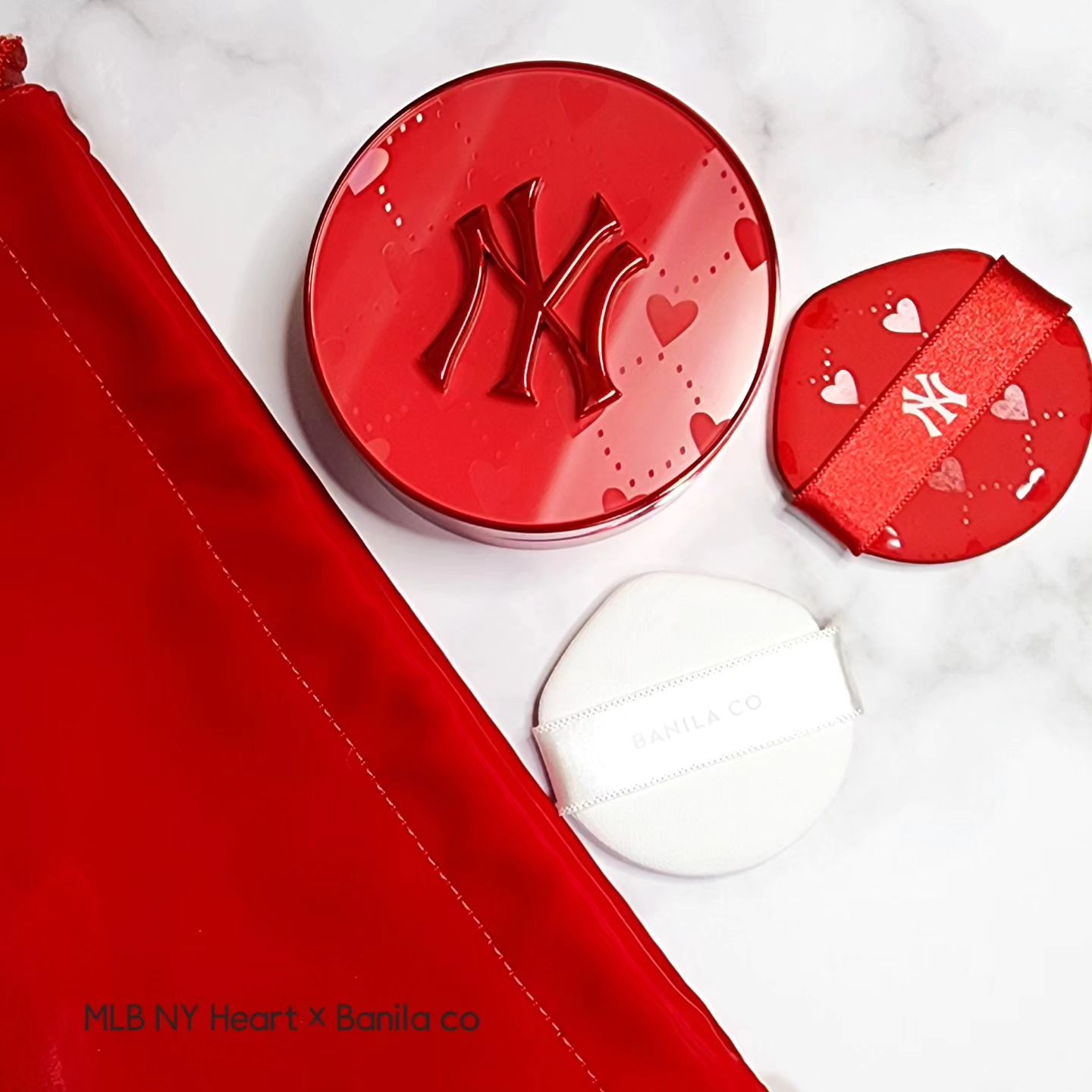 MLB NYHeart × Banila co 콜라보 에디션❤️
패션 브랜드 MLB와 만났어요!!!>_<

감각적이고 매혹적인 레드 컬러의 케이스와 파프까지 Red heart로 세련된 디자인 출시 되었어요❤️

쿠션은 매트&모이스처 둘중에 선택해서 리필이 가능하고,
매트- 보송한 마무리 / 모이스처-촉촉한 마무리 로
생각해서 결정하시면 된답니니당❤️

‼️공식몰 단독‼️ MLB NYHeart  에디션세트 구매시,
한정판 레드 버킷 파우치 증정😻
⭐️가격 ->33,000원⭐️

예쁘고 세련된 케이스 들고 다니면 누구라도 눈길이 가게 되는거 아시죠~~???ㅎㅎ
저는 '화이트 쿠션 21호 아이보리 색상 웜톰'에 적합한 색상을 선택해서 사용해보았어요~~굴곡부분도 깔끔하게 커버해주는 화이트 쿠션으로 매끈한 피부를 만들어줄 수 있어요~~ 끝은 보송하기에 참고 바랄게요~~😊

#커버리셔스 #바닐라코 #화이트쿠션 #화이트쿠션모이스처 #바닐라코쿠션 #매트쿠션 #banilaco #banilaco×MLB #basemakeup #nyheartedition #daily #beauty