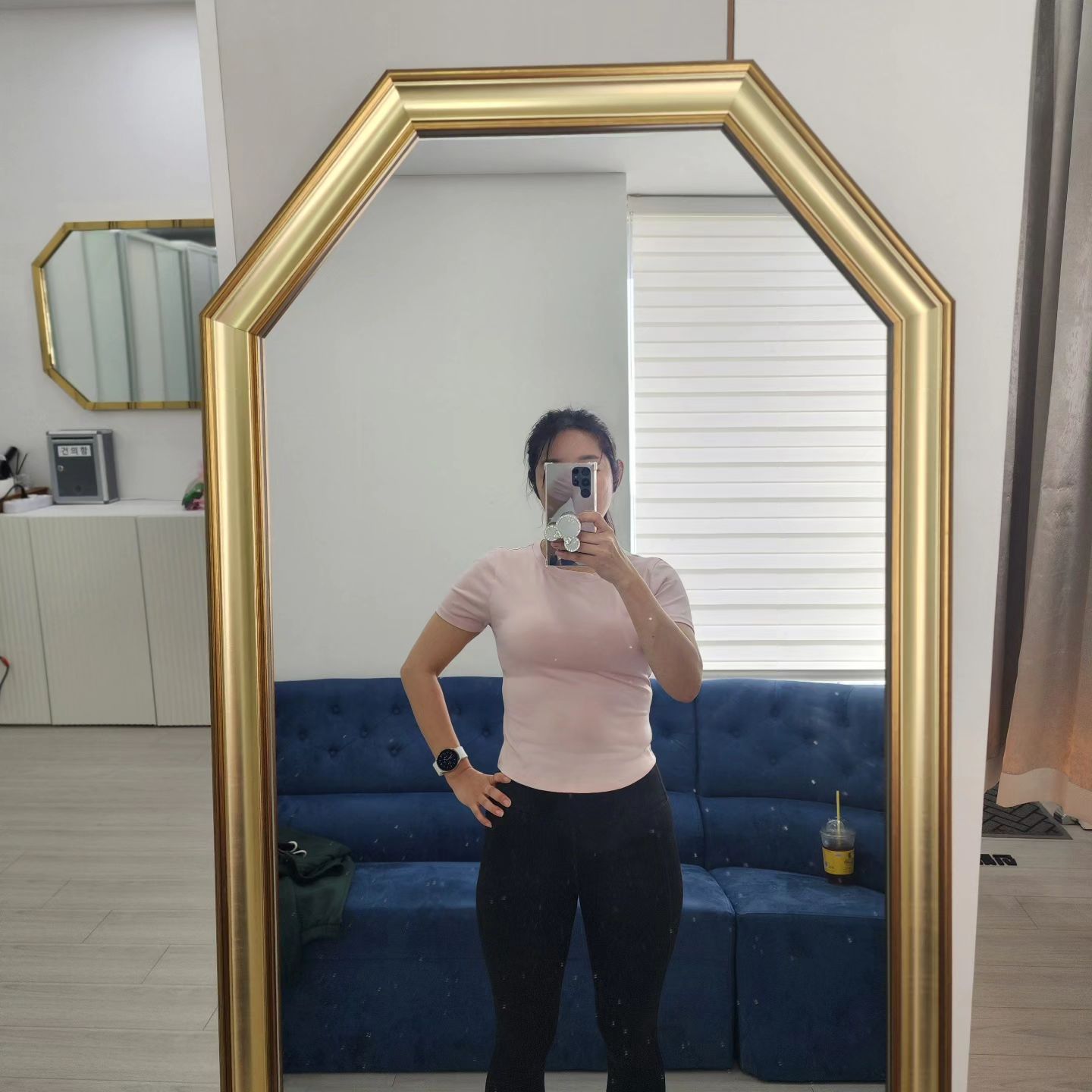 야식 안먹기 1일차😆
애들이 독감 걸려 2주 쉬고, 감기 걸려 1주 쉬고,
노로바이러스 끝나니 다가오는 설날을
온몸으로 맞으면 냅다먹고 냅다 들이부었더니..
인생 최대치의 몸무게를 맞이했다.
.
예전 PT쌤이 말했던것처럼
야식만 줄이면, 맥주 마시는 횟수만 줄이면
빠질 수 있다고 했는데..그게 어렵더라.....
그래도 해보자!
.
💫하고 싶은건 작심삼일이 되더라도 해봐야지💫
.
다이어트 1일차는 아니지만,
야식 안먹기 1일차입니당🩷
열심히 빼볼께요😆
.

#야식끊기 #다이어트 #40대살빼기 #건강한엄마 #마산 #창원 #엄마들화이팅 #마산피트니스 #내가다니는피트니스깔끔함 #어두컴컴한피트니스싫어요 #피트니스추천은아니고 #마산헬스장