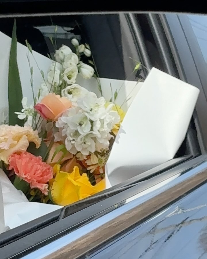.
💐꽃 싫어하는 여자친구 있나욘ㄴ ㄴ-?
꽃 놀이 가는길에 귀여운 간판 보고 이끌린 꽃집
예약없이 방문했는데 뚝딱뚝딱,, 너무 이쁘게 만들어주신 꽃다발
집 근처라 자주 방문하게될 거 같은 느낌 ❤️

기분 좋은 꽃으로 시작하는 일요일-

💓꽃은 사랑이야 💓
(사실 2500일 + 화이트데이 꽃 뜯기 🫣)

📍진주 신안동 썸머스플라워- 진주교대 근방
(꽃도 이쁜데,, 사장님도 너무 이쁘셔서 깜짝 놀램)
🕖매일 10:00-19:00 
(일요일 방문했는데도 이쁜 꽃다발로 만들어주셨어요 갬동)

#진주신안동꽃집 #진주꽃집 #진주꽃다발 #진주꽃집썸머스플라워 #진주썸머스플라워 #썸머스플라워 #신안동꽃집 #진주교대 #진주교대꽃집 #진주신안초등학교근처꽃집 #진주신안초 #신안동 #진주신안동 #진주화분 #진주식물 #이현동꽃집 #진주공설운동장 #이현동카페 #신안동카페 #신안동맛집 #이현동맛집
