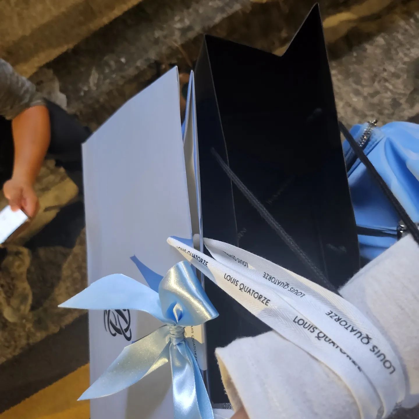 ❤️2023년 7월 1일❤️
퇴근하고 울 여부한테 깜짝 선물받기?!
쉬는시간에 목소리 듣고싶어 전화했더니 "퇴근하구 사장님이 저녁먹제~"라고해서 그렇쿠만 하다가 쉬는시간에 또 전화하니 삼산에서 놀고있데~
그리구 퇴근하구 전화하니 내가 일하는 백화점 정문 앞에 있을꺼래서 갔더니...
입생로랑과 루이까또즈???인가 보고 얼마나 놀랬는지...
그냥 이유없이 나기다리다 둘러보니 사주고 싶었다지 모야ㅜㅜㅜ
자기야 너무 고마워ㅜㅜ 정말 잘쓸께❤️❤️
이런 나 정말 많이 생각해주구 사랑해줘서 너무 고마워 ❤️❤️
우리 평생가요💕💕💕 
정말 많이 사랑해❤️❤️💘💘💘