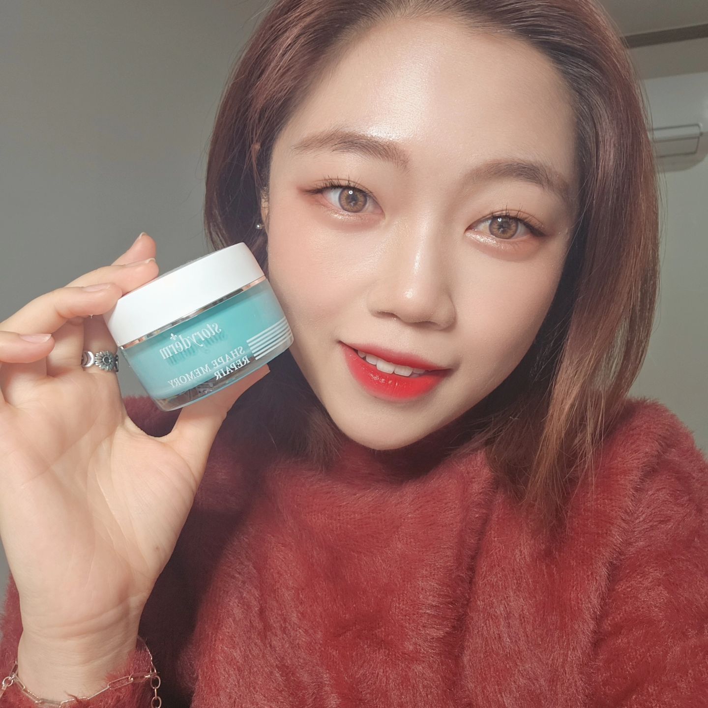 #광고
스토리덤에서 두번째들어온 제품임댜~
가격은 좀센편이긴해요
푸딩같은 제형임댱😘
고래서 두껍게 안발리는 모든 피부가 사용할 수 있는 데일리 보습 크림으로 푸딩처럼 독특한 형상기억 제형이라고 함다🤔

카퍼트리펩타이드, 나이아신아마이드, 아데노신
리놀렌산과 토코페롤이 풍부한 포도씨오일 있어서 성분도 괜차나욧ㅎㅎ

제일맘에 든건 트러블 피부라성
포도씨오일 속 카테킨 성분의 살균 작용으로 가려움 또는 지성, 여드름 피부에도 안심하고 사용할 수 있다는점...!😀

토너후 이 리페어크림만 발랐는데 제형에 비해 건조하지않아서 놀랏네요
첨에 바를때 물처럼발려서 당길줄알았는데🥰
산뜻제형이라 밤말고 낮에도 맘놓고 쓸수있겠슴댠

#15그램 #15그램뷰티 #15그래머  #스토리덤 #storyderm #쉐이프메모리리페어크림 #shapememoryrepair #koreaskincare

#푸딩크림 #밀도케어 #형상기억포뮬러 #dailymoisturizingcream  storyderm_korea