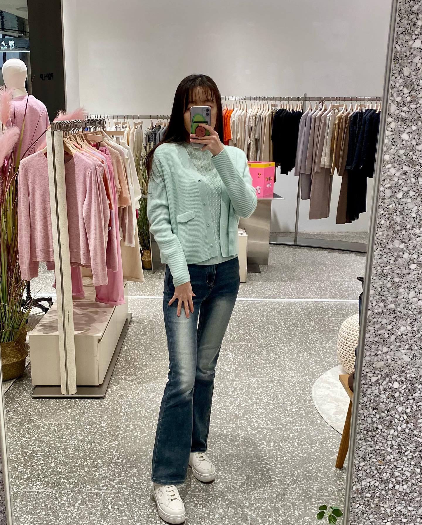 겨울부터 봄까지 가장 손이 많이 가는건 역시 
보온성과 스타일 두가지를 모두 잡은 니트🧶
​
이번에 더현대서울 2월 팝업스토어로 
캐시미어 니트 맛집 유닛이 들어왔다고해서 구경하고 왔쮸

봄 맞이 화사템들 여기 모두모여있네엥🕺
예쁜거 넘모 많아서 피팅만 2시간했구요🤣🤣
부드러운 캐시미어 100 니트부터 〰️
하이퀄리티에 비해 가격대도 무난

 + 팝업에서만 진행하는 이벤트들 아래에 적어놨습니다!
​
✅팝업기간 2.15일까지
📍유닛의 팝업스토어는 더현대서울 3층 SJSJ 매장 옆 위치

✔️더 현대서울 팝업 단독 SS시즌 상품 10프로 할인
✔️10만원 이상 구매시 뮤지컬 티켓 
✔️20만원 이상 구매시 울혼방숄 증정

#더현대서울팝업 #더현대서울2월팝업 #더현대서울팝업스토어 #더현대서울니트 #유닛 #유닛니트 #유닛캐시미어 #여성니트 #여자니트 #브이넥니트 #캐시미어가디건 #캐시미어100 #유닛캐시미어100 #유닛캐시미어가디건 #캐시미어셋업 #니트데일리룩 #캐시미어니트 #캐시미어가디건 #캐시미어세트 #캐시미어스웨터 #니트코디 #더현대서울