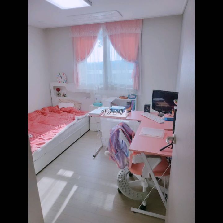 1월에 이사와서 제일 먼저 정리해준 딸방
안 닮았으면 하는 이고지고st을 너무나 닮은 보부상 따님ㅋㅋ
휴..... 책상이 책상의 역할을 다 하지 못한 근 한달
야심차게 만든 다다존도 무쓸모ㅋㅋㅋ

어떤 이모 ssolminie 가 그러잖아 또 이사간거냐고ㅋㅋ 
nini._.twins 이모ㅋㅋㅋ 잠은 엄마방에서 자요 ㅡㅅㅡ

그래 엄마가 넘 욕심이 많았지ㅋㅋ 다다존은 포기할게
그래도 너의 태권도 트로피들은 포기 못해~
대신 새벽 4시까지 정리한 엄마의 성의를 봐서라도
이제부턴 제발 정리좀 해주길 바라~

정리좀 하라고 계속 말하니까
이젠 내가 지나가기만 해도 "정리할거에욧" 한다 

다 치웠는데 이제 옷 정리만 남았네 ㅠㅠ

아이들 책상은 원래 전시공간이쥬?ㅋㅋㅋ 
침대는 자는 곳 아니고 옷 보관이잖아?ㅋㅋ

#또이사옴 #이사온데또이사옴 #정리정돈 
#정리정돈자격증 따야하나 나말고 딸 ㅋㅋㅋ