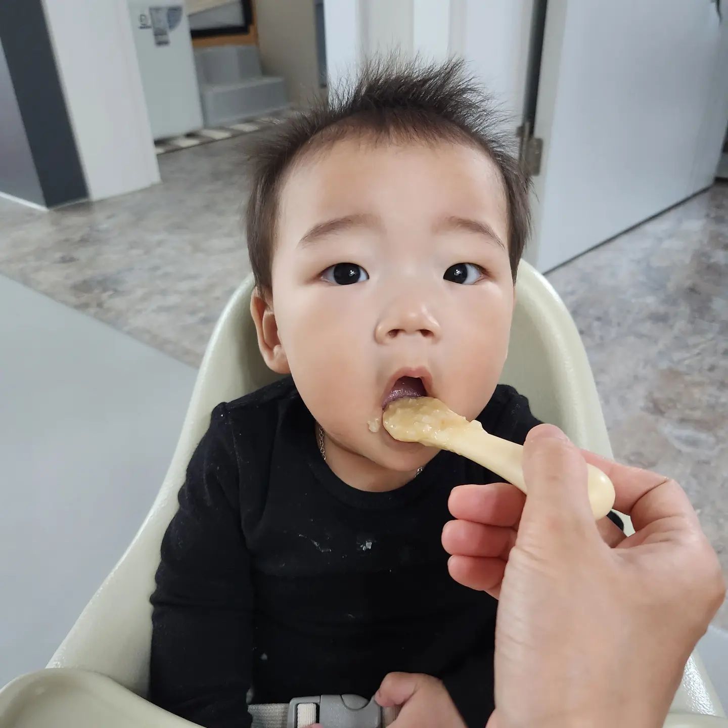 #협찬 #아이배냇 #배냇밀 #한우토핑 #토핑이유식 #소고기이유식 #이유식소고기 #초기토핑이유식 

시판 이유식 맘마 먹는 둘찌
충분한 철분섭취를 위해 소고기 토핑을 추가해서 먹이고 있는데 베넷밀에서 나온 무항생제 한우로 만든 이유식용 토핑이 있더라구요
몸이 하나밖에 없어 언제나 바쁜 애둘맘이다보니 소고기 큐브 만들기 힘들었는데 이유식 재료로 사용하는 우둔살로 만든 한우토핑이 있어서 정말 편하네요 
유기농 쌀가루와 무농약 버섯, 국산 무, 양파, 감자 등 국내산 재료를 사용해 만든 이유식은 입자크기도 일정하고 부드러워 아기가 더 잘 먹는것 같아요 

venetmeal_official