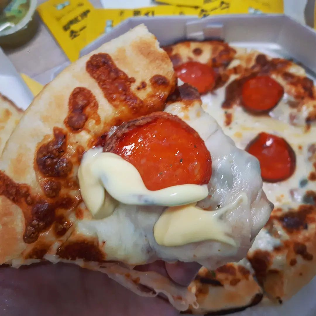 본격 #치즈 🧀 #🧀 가 다 한 #피자 ..

#류길상피자 #류피자 아시나요 여러분 예에에에에전에 20대 초반때 부산에서 자주 먹던피자 집 브랜드가 류길상 피자였는데 배달 피자 느낌이 아니라 가게에서 시켜먹는 피자처럼 치즈가 장난이 아님..
사진 꼭 꼭ㄱ 다 보세여 진짜..👍❤
#시카고치즈킹 메뉴 이름 그대로 말 그대로 치즈 뿜뿜인 메뉴인데 기본으로 #치즈크러스트 가 돼 있고  콤비네이션 피자인데 치즈가 가득 든 콤비네이션 피자 느낌이애요..!! 재료 여러가지 한 번에 땋 너무 좋움🥰
미디움 사이즈에 19900원이였나 가성비도 좋져!
거기에 #치즈또띠아 +꿀 메뉴 있는데 또띠아로 #고르곤졸라피자 한 느낌인데 씬 도우 맛있는 거 아시져 인님들.. 꿀 이거 그냥 일반 피자에 찍어먹어도 맛있움 !
저는 #까르보불닭볶음면 항상 피자랑 같이 먹는 편인데 이 또띠아 피자에 돌돌 말아서 올려먹으니까 파삭파삭 하고 맛있더라구요! 당분간 피자는 여기서 먹을듯🥲 1인 메뉴도 있드라구요.. 1인 메뉴는 파스타랑 추가해서 먹기 좋을 거 같아요! #갈릭딥핑소스 는 쟁여놓고 먹는데 저만 그런건가요..헤 만능 소스! 여기만의 갈릭 딥핑소스가 있는데 끝 치즈크러스트 도우랑 진짜 잘 어울려요!!
주변에 류길상 피자 있으면 꼭 시켜드셔보세요 전 담엔 새우 들어가있는 쉬림프치즈킹 먹울거임..❤
피자처돌이 윤누 베스트 픽..

#먹스타맞팔 #먹스타그램 #피자맛집 #피자스타그램 #윤누_피자 #맛스타 #맛스타그램 #치즈스타그램 #cheese #pizza #맛집 #먹부림 #먹팔맞팔 #선팔하면맞팔 #팔로우 #foodstagram #follow