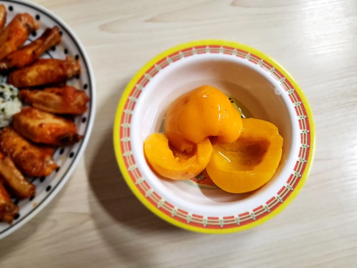 설탕과 칼로리가 부담스러워 자주 먹기에 부담스러운게 황도인거같아요! 넘 맛있어서 가끔 마트가면 사다놓긴 하지만 아이들 재워놓고 술안주로 먹는정도?ㅋㅋㅋ
다음날 캔 보면 아이들이 왜 자기들 두고 먹었냐고....😥

아이들에게 먹여도 걱정없는 스테비아와 에리스리톨로 건강한 단맛을 낸 불가리아 누트로 황도 복숭아.
다양하게 활용해서 먹을 수 있지만 우리집은 냉장고에 넣어두었다가 시원하게 바로 먹는걸 좋아해요.
그릭요거트에 황도 복숭아 잘라 넣어먹으면 이것도 진짜 맛있거든요.너무 맛있으니 추천해욤❤

nootro_korea

#황도 #병조림 #스테비아황도 #저당간식 #아이간식
#협찬