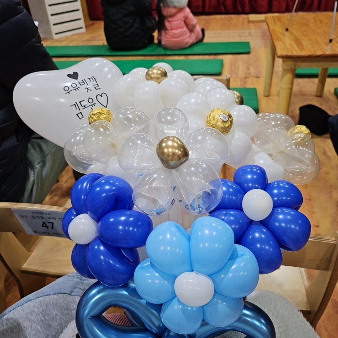 .
울아드님 재롱잔치🎉
재롱잔치인걸 모르고 놀러온 도윤이이모야랑~

놀러온 진즈이모야까지 다총출동🚨
울아들 춤쨀잘추는데~
핫한춤은 많이안췄네~아깝다!!
댄스학원다녀야하나?ㅋㅋㅋㅋㅋㅋㅋ

쪼꼬만하던애기그 이렇게커서~
이젠 남앞에서 춤도잘추고👍👍최고최고☺️
센터욕심 많은 김또가 그래도ㅋㅋㅋ슨생님말 잘듣고ㅋㅋㅋ
자리배치대로 잘췄네~

동영상은ㅋㅋㅋ친구들 얼굴가리기 힘들어서 패스~
.
.
#5살인생#재롱잔치#작은음악회