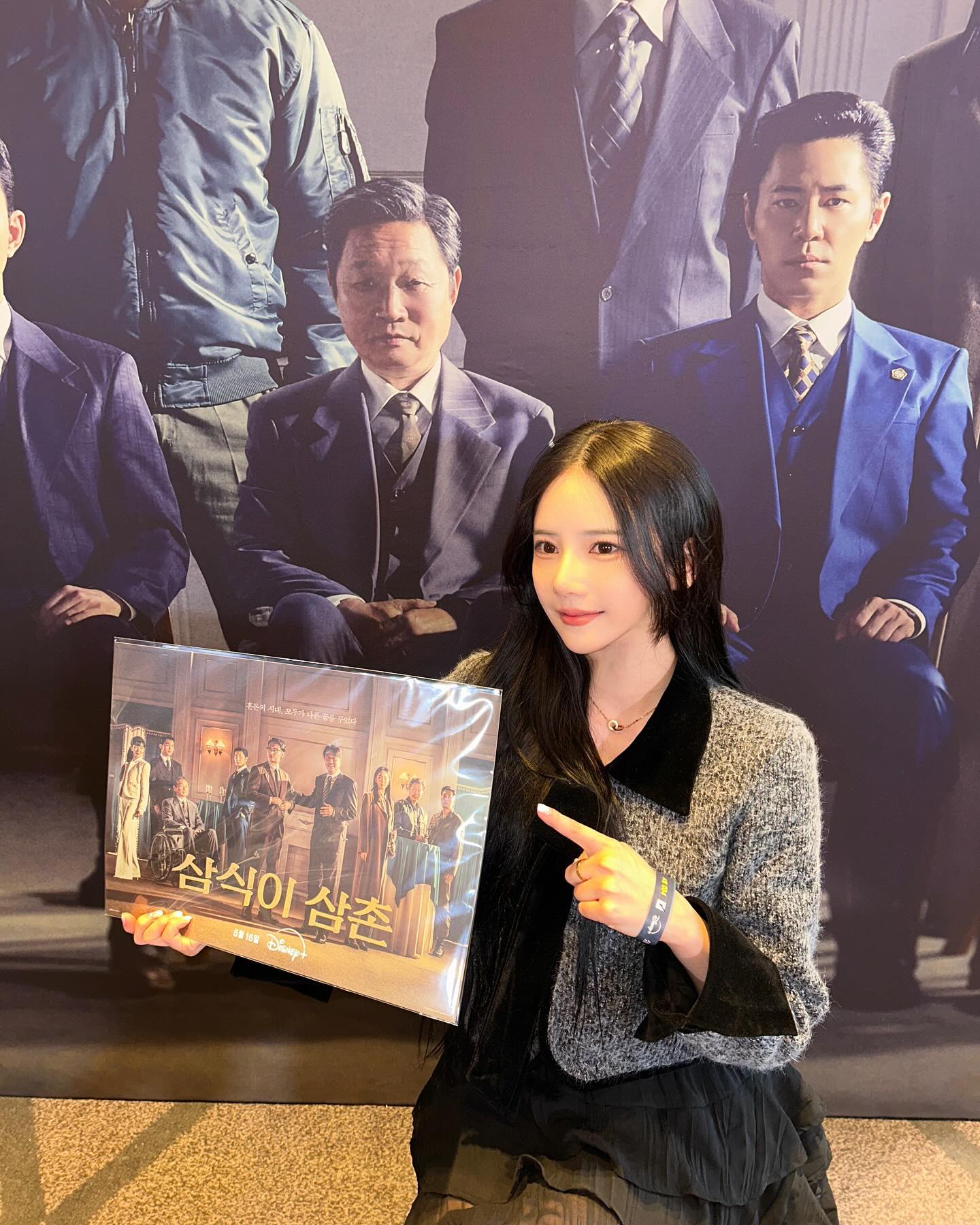 #광고 

디즈니+ <삼식이 삼촌> 팬 이벤트 행사에 다녀왔어요!
평소에도 좋아하던 배우들이라서 설레는 맘이 너무 컸는데! 
역시나 다들 너무 잘생기고 예쁘고 말모말모~!

다음주 디즈니+에서 단독 공개될 예정이라하니 벌써부터 많은 기대가 되는데요! 
여러분들도 <삼식이 삼촌> 같이 보자구요👍🏻

어느샌가 믿고 보는 디즈니+가 되어버린 듯! 
이번에는 무려 송강호 배우님의 드라마 데뷔작…! <삼식이 삼촌>

#삼식이삼촌 #5월15일 #디즈니+ #송강호 #변요한 #이규형 #진기주 #오승훈 #티파니영 #디즈니 #디즈니플러스 #가족단합대회 #팬이벤트