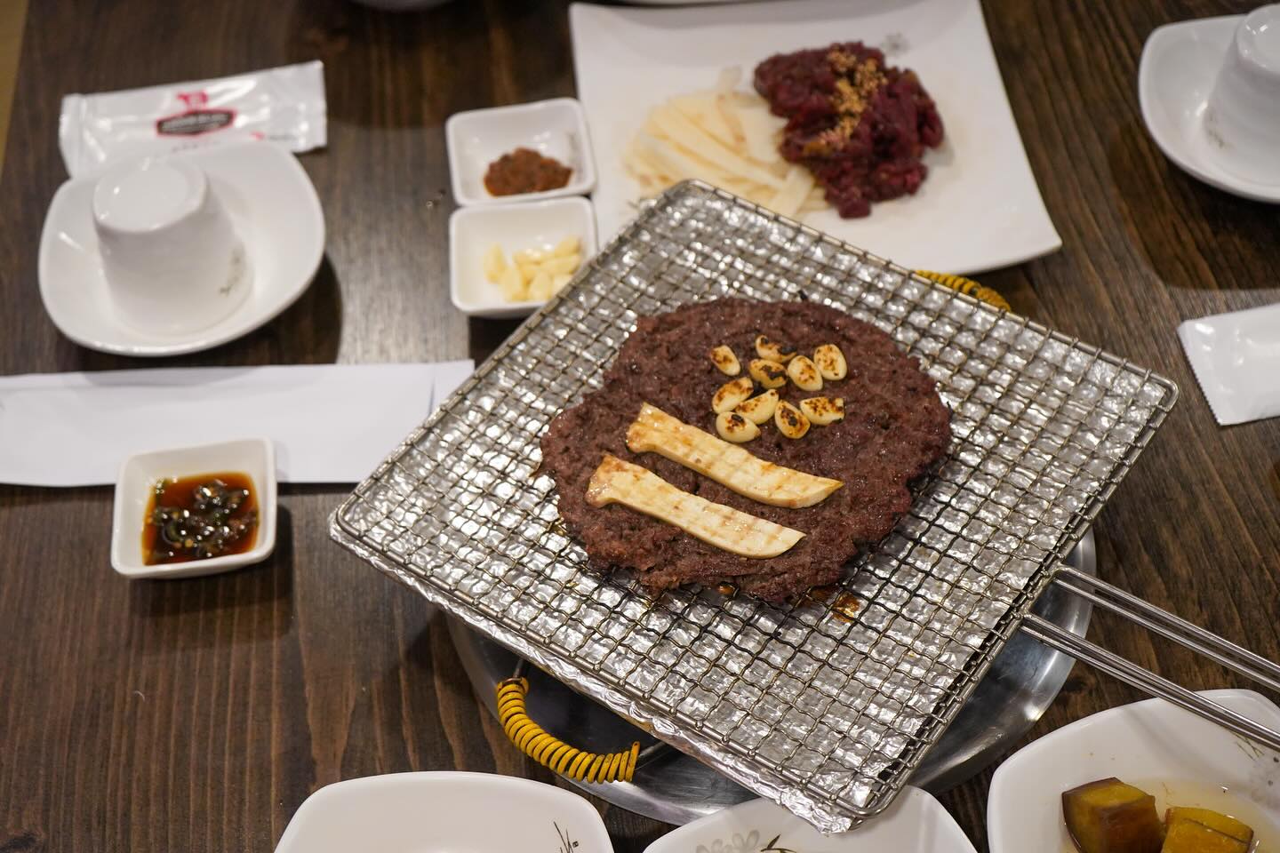 울산 맛집 공원불고기!

질 좋은 고기를 사용해
육즙이 팡팡 터지는 석쇠갈비에
직접 담은 된장을 사용하고
가마솥에 푹 끓인 우거지를 넣어
시원하면서 깊은맛의 된장찌개

애견동반도 가능하고
룸도 있어서 단체방문도 가능해요~

직접 만드는 밑반찬도
정갈해서 부모님모시고 가기 좋은곳!

#공원불고기 #울산맛집 #언양맛집 #언양불고기 #언양불고기맛집
#울주군맛집 #울산가볼만한곳 #울산밥집 #울산회식장소 #울산점심