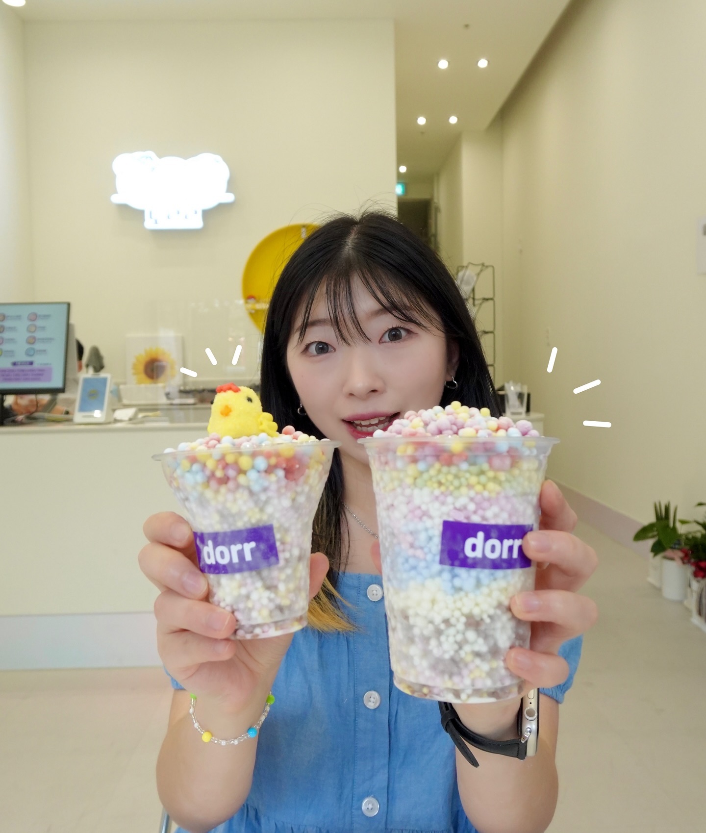 🍧
구슬아이스크림의 계절이 돌아왔다~~ ₍ᐢɞ̴̶̷.̮ɞ̴̶̷ᐢ₎✨
봉명동에 새로 생긴 ❝ #도르르 구슬아이스크림 ❞
⠀
편의점에서 파는 작은 컵 말구 진짜 큰 컵으로!!!!
나는 이제 머찐 으른이니까...⭐️
⠀
구슬아이스크림 국룰 바나나스플릿부터 더블초코
딸기플레인 바닐라 코튼캔디 레인보우아이스
레몬라임 블루버블까지 총 8가지 맛 !
사이즈도 5가지인데 커질수록 더 저렴해져요 ⤴️
⠀
내 픽은 🤎바나나스플릿+레인보우아이스💛
달콤 새콤 필승조합 >.<
공원 산책하며 벤치에 앉아 먹어도 너무 좋을 것 같아요 🐾
⠀
✔️시중에 판매되는 제품보다 훨씬 저렴한 가격
 (구슬 크키도 훨씬 큼!)
✔️ 한 가지 맛에 하나씩 토핑 무료🫢
✔️고품질의 국내산 원유 사용, 전 제품 천연 색소 사용
⠀
#협찬 #대전구슬아이스크림 #봉명동디저트
#봉명동구슬아이스크림 #대용량구슬아이스크림