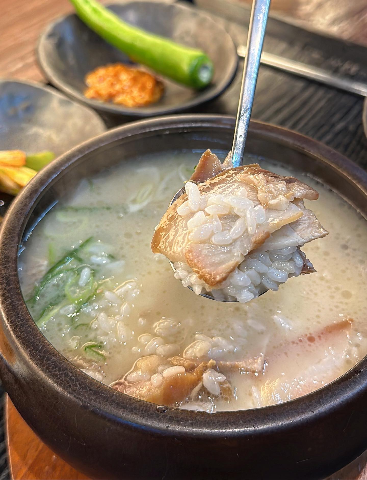 #협찬
#광안리안목#광안리돼지국밥#남천동돼지국밥#남천역술집

깔끔하고 세련된 분위기의
광안리 돼지국밥 맛집 #안목

뽀얀 국물인데도 깔끔한 국물 맛과
고기도 잡내안나고 부드러워서 꿀맛👍

🔖주문메뉴
섞어국밥 9.5
삼겹수육 15.0
고기밥 1.5

📍 부산 수영구 광남로22번길 3 1층 101호