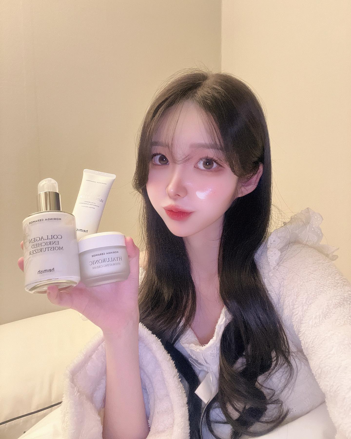 #광고 탄탄하고 윤기있는 광채 피부관리 헤이미쉬 스킨케어 라인으로 걱정 없이 관리해요 ෆ

☁️모링가 세라마이드 콜라겐 인리치드 모이스처라이저
**모링가 세라마이드와 식물성 콜라겐의 풍부한 영양감으로
  피부를 탄탄하고 활력있는 피부로 케어할 수 있어요
**에센스보다는 무겁고 로션보다는 가벼운 제형으로 
  답답하지 않고 부드럽게 피부에 흡수되어요
**피부 장벽 보습케어와 쫀쫀한 밀착력으로 피부결을 
  코팅한 듯 부드럽게 감싸주어 윤기 흐르는 광채를 선사해요

☁️모링가 세라마이드 히알루론산 하이드레이팅 크림
**모링가 세라마이드와 저분자 히알루론산의 리얼 보습으로
  더 촉촉한 수분감을 선사하는 수분 보습 크림이에요
**쫀쫀한 크림 텍스처가 끈적임 없이 부드럽게 밀착되면서
  빠른 흡수력으로 산뜻하게 마무리 된답니다
**수분 보습이 필요한 피부 어디든 사용이 가능한 크림이라
  페이스나 넥 케어로 멀티 사용이 가능해요

☁️모링가 세라마이드 히알루론산 워터리 선스크린
**모링가 세라마이드와 저분자 히알루론산이 함유되어 
 수분을 가득 담아 촉촉함과 보습감은 물론 끈적임 없이
 워터리한 사용함의 수분 선크림이에요
**가볍게 발리는 수분 텍스처로 산뜻하고 가볍게 흡수되어요

피부 저자극 테스트가 완료된 제품들로 
피부 자극 걱정 없이 사용할 수 있어요 ◡̈

heimish_cosmetic 
.
.
#헤이미쉬 #heimish #제품명 #수분크림 #선크림 #보습크림