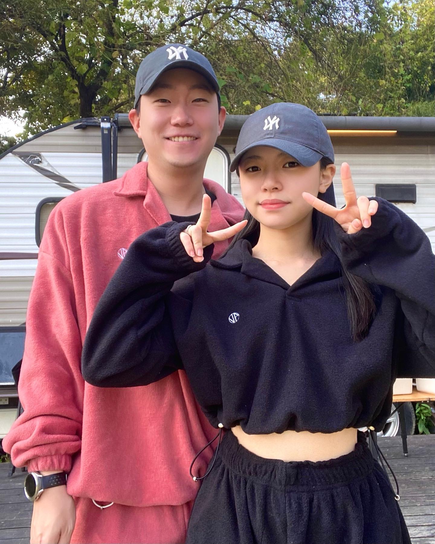 우리 단둘의 카라반은 처음🩷🖤🩷🖤

역시 옷은 <블랙핑크>조합이 최고죠!?
merrydate 를 우연히 알고 팔로우하며 이쁜 옷들을 보며 “언젠가는 꼭 사서 짝꿍이랑 둘이 입고 눌러가야지~”했는데 드.디.어 이루었습니당🤩
- 원래 핑크색이 수니 옷이고 블랙이 이뇽이 옷인데 수니가 잘못 주문한 웃프닝으로 생겨난 새로운 옷 주인들😅 -
하지만 부들부들하니 핏도 너무 좋고 우리 쟁이커플 둘 다 너무 만족스러워했던 메리데이트🫶🏻
시밀러룩 커플룩 좋아하는 쟁이커플 앞으로도 꾸준히 이용할 예정✨

🔥2023.10.22Sunday🔥#생일파티 
🏕️2023.10.23Monday🏕️#여주카라반 
🐸2023.11.09Thursday🐸#쟁이커플