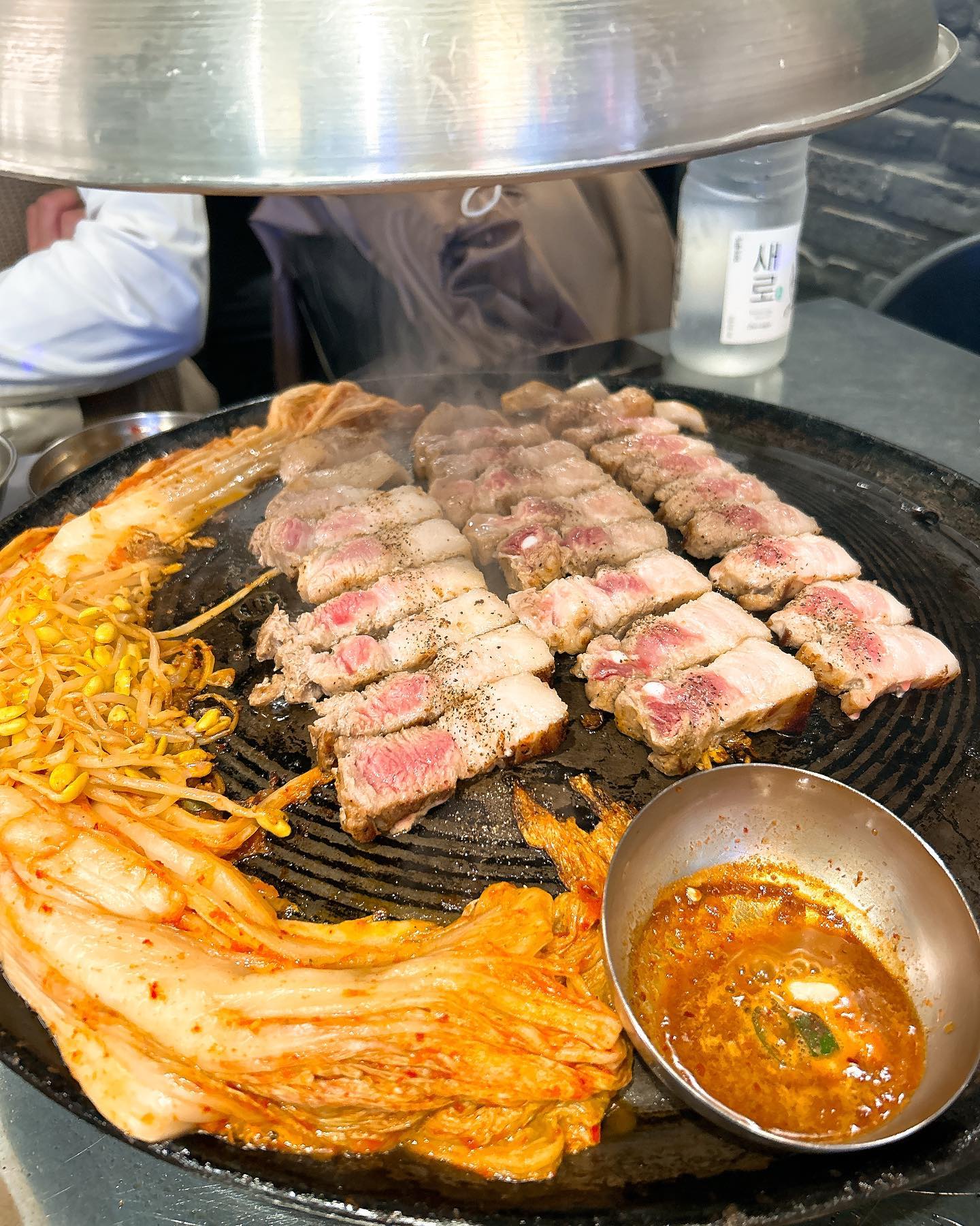 안산 #동두천솥뚜껑삼겹살 삼겹살맛집

가격도 괜찮고 고기도 두꺼우면서 맛있는 #솥뚜껑삼겹살 맛집 안산 중앙동에 위치해있움😎 서울의봄 영화 한 편 때리고 저녁 먹으러 왔는데 만석👀 운이 좋게 한 자리가 바로 나서 먹었다 같이 올려주는 김치도 존맛탱이고 고기도 존맛탱 대신 환기가 잘 안 되고 덥고 시끄러운 것이 단점🥲 

✅🥕🥕🥕

#안산맛집추천 #안산맛집 #안산데이트맛집 #안산중앙동맛집 #안산중앙동 #안산삼겹살 #안산삼겹살맛집 #안산중앙역맛집 #삼겹살맛집 #삼겹살맛집추천 #먹스타그램 #먹팔 #먹부림 #먹방스타그램 #먹스타소통 #먹팔맞팔 #먹스타맞팔환영 #먹스타그램맞팔 #먹스타그램촵촵 #먹방그램