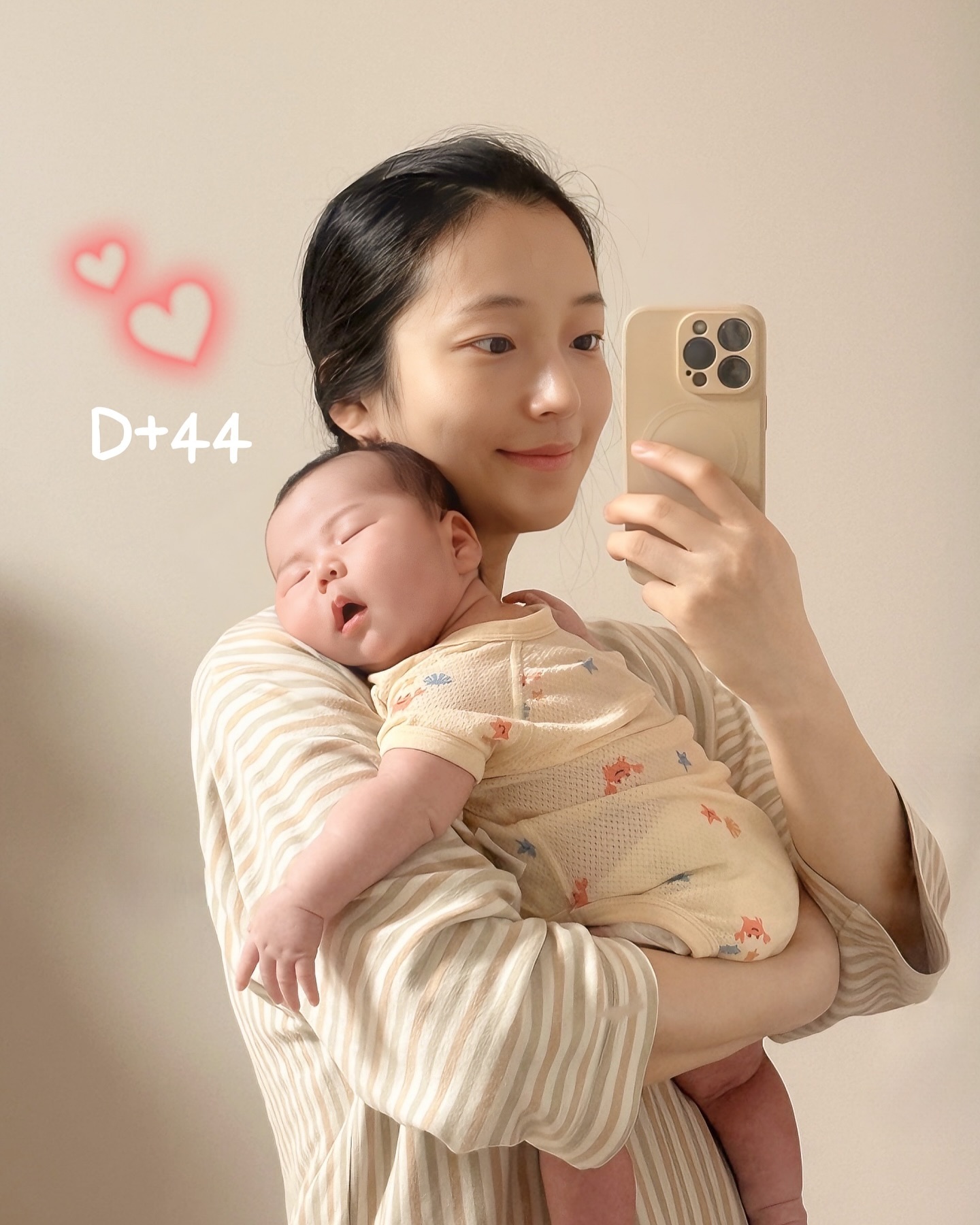 🏷️ D+44 새벽3시 🤍

새벽 모유먹고 오늘도 트름없이 거하게 잠드신 포동💓

엄마 혼자찍던 거울샷에서 
이젠 너랑 함께 찍다니 -🩷
그것도 이 새벽에 🌙

요즘 린아는 
자기가 좋아하는 자세로 밥먹어야하고 안아야하고
자기전에 쪽쪽이 물다가 찡찡 하면 침대에 내려달라는거고
엄마쭈쭈를 제일 좋아하다가 분유 먹는양이 점점 늘고있고
터미타임도 제법 잘하고있는 씩씩한 아가로 성장하고있어요 🙈🩷

곧 50일이라니 👉👈
시간이 참 빠르네요 

아프지말고 건강하게 쑥쑥 크자 울 린아-👶🏻💓