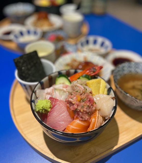 Poding🍒 on Instagram: "#광고 너무 귀엽고 알찼던 히타히타의 카이센동 정식 ! 🦦 정자 카페거리에서 합리적인 가격에 카이센동을 먹을 수 있는 곳 😋 1인분씩 정갈하게 한상 차림으로 음식을