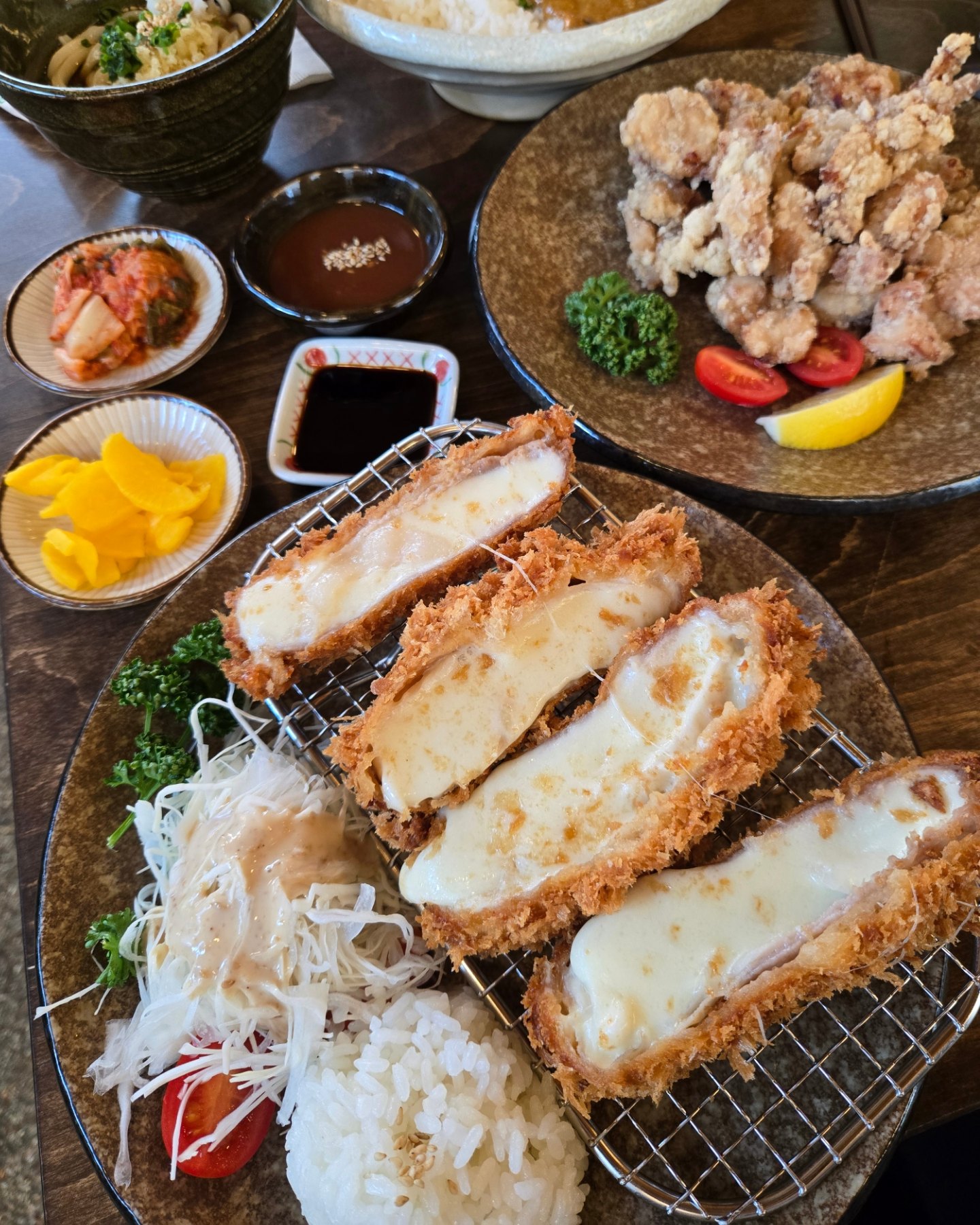 #협찬

🍜올데이우동 동명점 (allday_udon)
광주광역시 동구 동계천로 151-31
영업시간 :  11:30~20:30 (브레이크타임 15:00~17:00,라스트오더 20:00)
전화번호 : 0507-1391-7319
주차장 : O (acc 1시간 무료)

✔️주문 메뉴
치즈카츠 12,900원
카레라이스 12,000원
수제치킨가라아게 12,000원

한국의 미슐랭 2024 블루리본 선정된 올데이우동 💙
올데이우동 동명점은 (구) 온화 카페 자리에 위치하고 있어요. 혼밥 하기 좋은 1인석, 2인석, 4인석 테이블로 구성되어 있습니다.
우동 전문점이지만 경양식돈까스, 카레우동, 카레 등 음식이 다양하게 있어서 남녀노소 호불호 없이 즐길 수 있는 음식들이 있어요.

매장에 방문하시면 자가제면을 직접 볼 수 있습니다. 우동이 쫄깃하고 탱탱~ 진짜 맛있어요.  모짜렐르 치즈가 들어간 큼지막한 치즈카츠 4조각
우동과 카레를 한꺼번에 즐길수 있는 세트메뉴도 있어요. 장시간 볶아낸 카레의 풍미를 느낄수 있는데 야채와 고기가 잘게 다져져 편식하도 딸래미가 맛있게 먹더라구요. 식사 다하고 얼음컵에 오렌지주스 까지 먹을 수 있는 올데이우동👍

✔️네이버 영수증 리뷰이벤트
수제치킨가라아게 4조각

​
#자세한후기는블로그에
#블루리본맛집 #동명동식당 #동명동 #광주우동 #올데이우동 #동명동맛집 #동명동데이트 #올데이우동 #동명동핫플 #동명동아이랑맛집