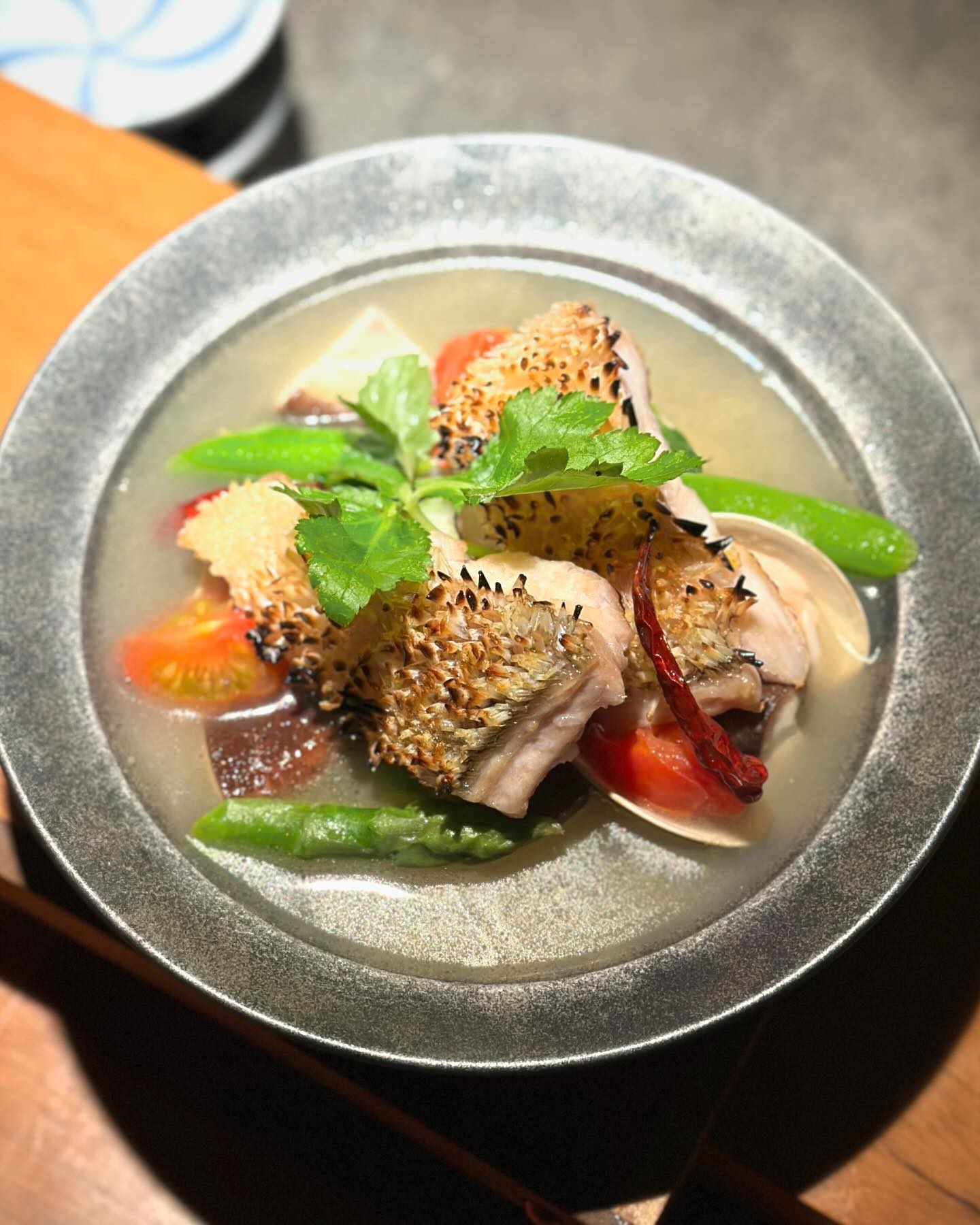 오코노미(おこのみ)를 아시나요?
오마카세(おまかせ) 말고, 오코노미 시대가 옵니다.

✔️오마카세는 타인에게 무언가를 맡기는 것.
✔️오코노미는 내가 좋아하는 것을 선택하는 것.

우리가 흔히들 아는 ‘오코노미’ 야끼는
‘내가 좋아하는 재료들’을 반죽에 버무려
철판에 굽는 것을 말하는 거랍니다!😊

지금 일본은 오마카세도 많지만 오코노미 형태로.
고객의 취향을 반영하는 차림이 대세가 되었어요.

오마카세 코스가 진행되던 카가리도 이제 변화했습니다.
내가 원하는 음식을 선택해서 먹을 수 있는 소요리 형태!

코스를 먹다 보면 내 취향이 아닌 요리도 있는데.
이렇게 선택해서 먹을 수 있어서 참 좋네요.💗

카가리는 워낙 내공이 있으셔서 뭐든 믿먹이지만.
골라 먹는 재미가 더해지니까 더 맛있는 느낌예요.

다만, 선택하는데 어려움이 있거나 중요한 자리라면,
사전에 코스 요리도 예약 가능하다는 것 잊지 마세요!

늘 맛있게 먹고 갑니다.☺️💛
 
 
#카가리 #슈보카가리 
#청담맛집 #청담동맛집 #청담다이닝 #청담레스토랑 
#청담일식 #일식맛집 #숯불요리 #오마카세 #오코노미