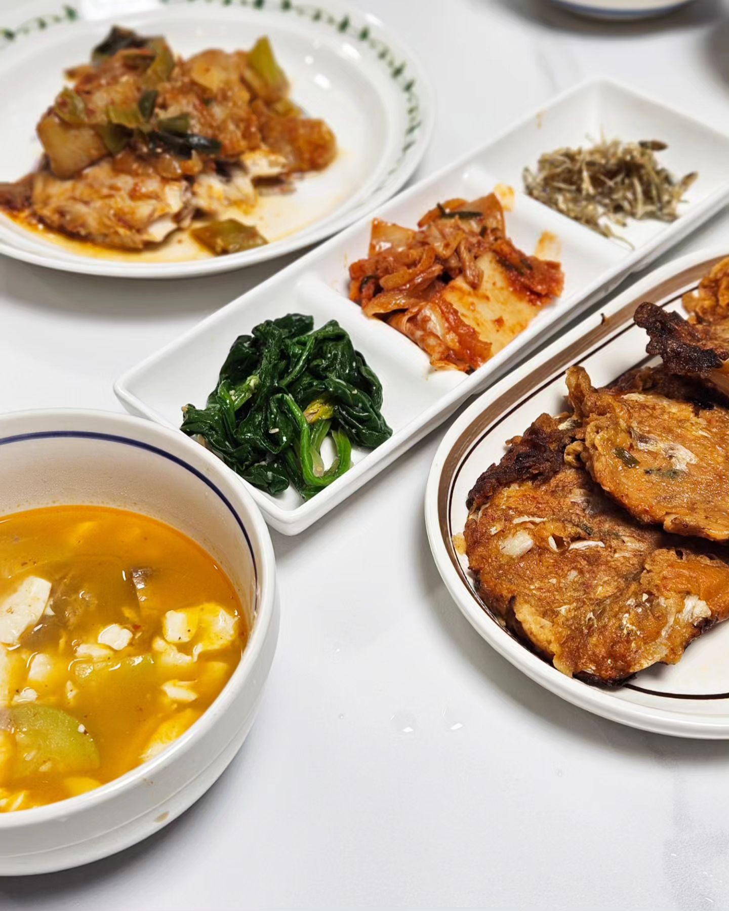 오늘 저녁은 친정에서 주신 반찬들로 건강한 한상을 먹었답니다😋
.
시금치무침이랑 멸치볶음에 김치전까지 넘 맛났어용
어제 남은 갈치도 그새 더 졸여졌는지 ㅋㅋ
좀 간이 배서 맛나더라구용ㅎㅎ
.
다들 저녁 맛나게 드셨으려나영 🤗
행복한 저녁 되셔용💓