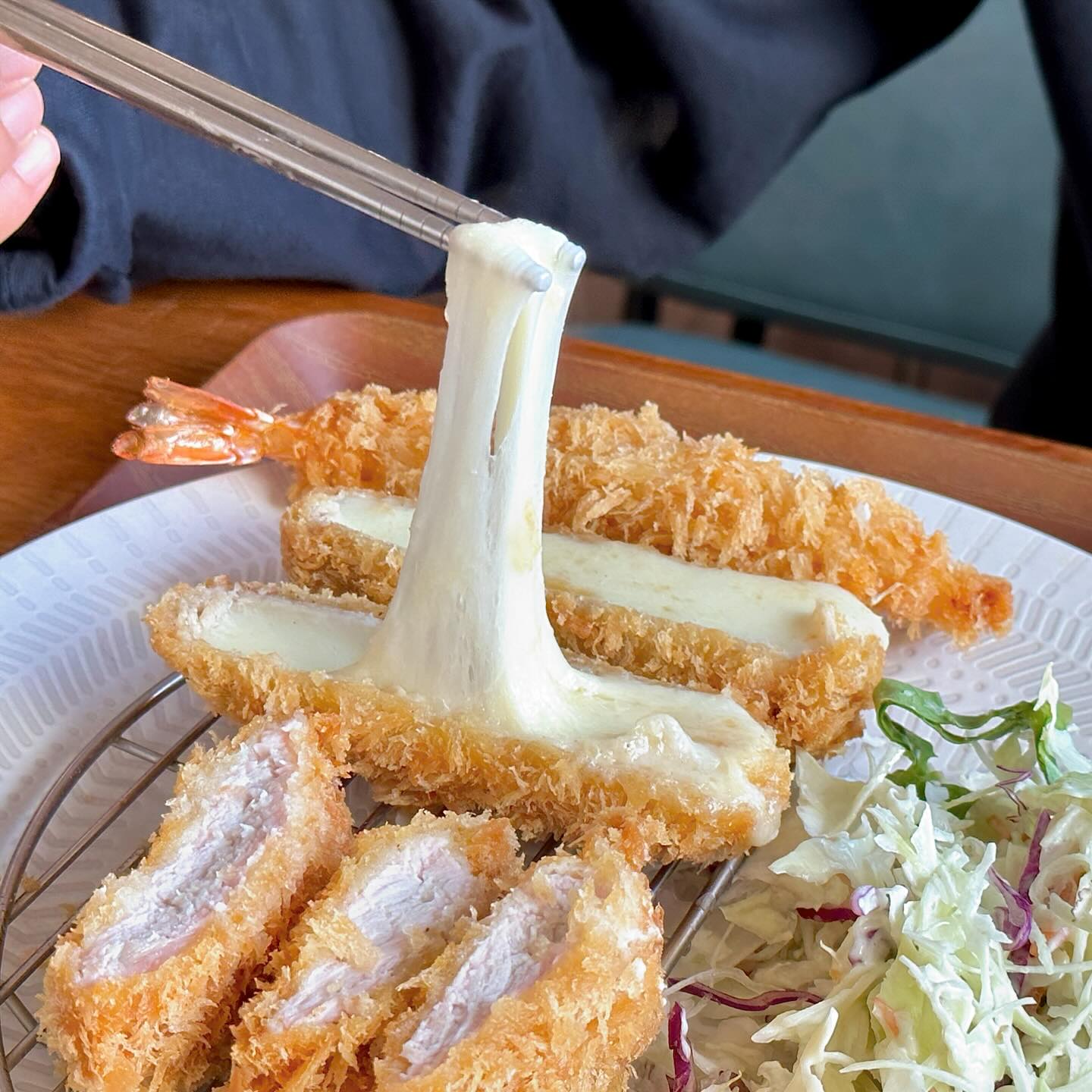 ⠀⠀⠀⠀
📍대전, 별달 돈까스 카페
⠀- 매일 10:30 - 21:30 라스트오더 21:00
⠀- 전용주차장 없음, 네이버예약, 단체석, 포장, 예약

돈가스는 식사류 단품주문이 가능하지만
1인,2인 세트로  좀 더 저렴하게 식사 할 수 있어요!
​
메뉴가 다양한 편이라 천천히 구경하고
자리에서 편하게 주문이 가능해서 좋더라구오 —̳͟͞͞♡
​
고민끝에 다양하게 맛볼 수 있는 V.VIP 2인세트로 주문!
모듬돈가스+왕새우튀김+수제에이드에
사이드로 우동, 김치볶음밥, 제육덮밥 고를 수 있어요

보드게임도 종류별로 다양하게 있고
솜사탕기계까지 완비되어있어서
보드게임카페 가지않아도 별달돈까스카페에서
식사하고 놀거리까지 해결되니 넘 좋을 듯 해오 ꒰⍢꒱ ༘*

돈까스 종류가 다양해서 뭐먹을지 고민된다면
모듬으로 나오는 세트 추천해오!!
​
담백한 등심돈가스에 치즈돈가스, 새우튀김까지 —̳͟͞͞♡
​샐러드랑 밥 🍚 모자란건 셀프바 이용!

돈가스는 먹다보면 느끼해져서 별로 안좋아하는데
별달돈가쓰는 한입 먹자마자 헐 머야?! 왜 맛있지?
​
튀김옷이 진짜 바삭한데 기름지지않고
안에 고기는 부드러우면서 담백하니 맛있어오 ..
인생 돈가스라고 할 만한 ㅋㅋㅋㅋㅋ

⠀⠀⠀⠀
#대전맛집 #별리달리돈가스 #별달돈까스카페 #대전둔산동맛집 #점심맛집 #대전여행코스 #대전데이트맛집 #대전엑스포맛집집 #윶잇냠_대전