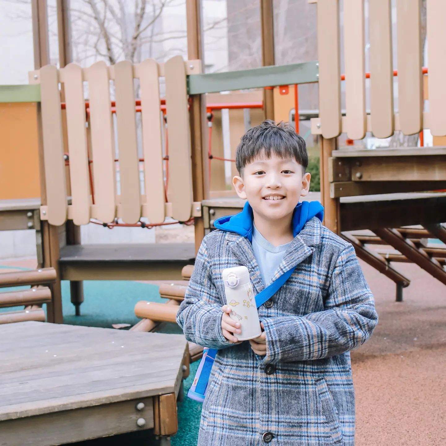 #제품제공 #이벤트 🎁
귀여움 넘치는 써모스 thermoskorea 
'마이 디자인 보틀 리미티드 에디션'을 소개합니다!!

유치원, 초등학교 #신학기준비물 필수인 텀블러!
우리 아들의 선택은 바로 써모스예요!
마이 디자인 보틀 원터치 타입 시즌2 350ml는
음료나 물을 가득 채워도 가벼운 무게는 물론
손가락 힘이 약한 아이도 손쉽게 여닫을 수 있는 원터치 버튼으로
사용하기 너무 좋고요~😚

다양한 파스텔 컬러와 동글동글한 귀여운 디자인
그리고 아기자기하면서 방수재질의 마이 디자인 스티커까지 있어
나만의 텀블러를 만들수 있어 아이가 너무 좋아하는거있죠 

거기에 우수한 보온, 보냉력까지 갖춰서
써보니 왜 #국민텀블러 라고 불리는 이유를 알겠더라고요 

패킹, 음용구 분리해 세척 가능하고요
모든 소모품은 별도 구매해 텀블러를 오래 쓸 수 있는 것도 
써모스만의 큰 장점 중에 장점!!

그리고 신제품 '스트랩 보틀커버'는 
마이 디자인 보틀 원터치 타입 350ml가 딱 들어가는데요
색감은 이렇게 이쁠 수 있나요?😊😊

보틀커버에 텀블러를 넣어 크로스로 휴대할 수 있는데다
보틀커버에서 꺼내지 않고도 바로 마실 수 있어 
아이가 찐애정 중이랍니다 룰루랄라 🎵

그리고 써모스에서 보내준 '마이 디자인 보틀 리미티드 에디션'에만 있는 
메모보드는 우리 아이 책상 필수템이 되었는데요 
숙제 & 일정을 메모에 적어 귀여운 마그넷으로 붙이면 ok 

#써모스 #마이디자인보틀 우리 아들의 애착 텀블러 될만하죠?
이렇게 좋은 텀블러 우리 하루만 쓸수있나요?
그래서 인친님들 한정 
#마디보굿즈 #리미티드에디션 증정 이벤트 진행해봅니다

🔸️당첨인원 : 5명 
🔸️참여방법 : 
마디보 굿즈가 포함된 '마이 디자인 보틀 리미티드 에디션'을 
갖고 싶은 이유를 댓글로 남겨주세요 
리그램과 친구태그 많이할수록 당첨확률 upup!!

🔸️당첨선물 : 써모스 '마이 디자인 보틀 리미티드 에디션' 
마이 디자인 보틀 시리즈 1종(제품/컬러 랜덤), 메모보드&마그넷

thermoskorea
#써모스마이디자인보틀 #리미티드에디션 #마디보굿즈
#새학기준비물 #텀블러추천 #싱글즈 #인품사 #리그램이벤트 #이벤트정보 #이벤트정보공유 #써모스이벤트 #써모스인친이벤트 #인친이벤트 #신학기 #유치원맘 #초등맘 #초등 #유치원 #초등학교 #신학기준비물체크리스트 #신학기준비물체크리스트