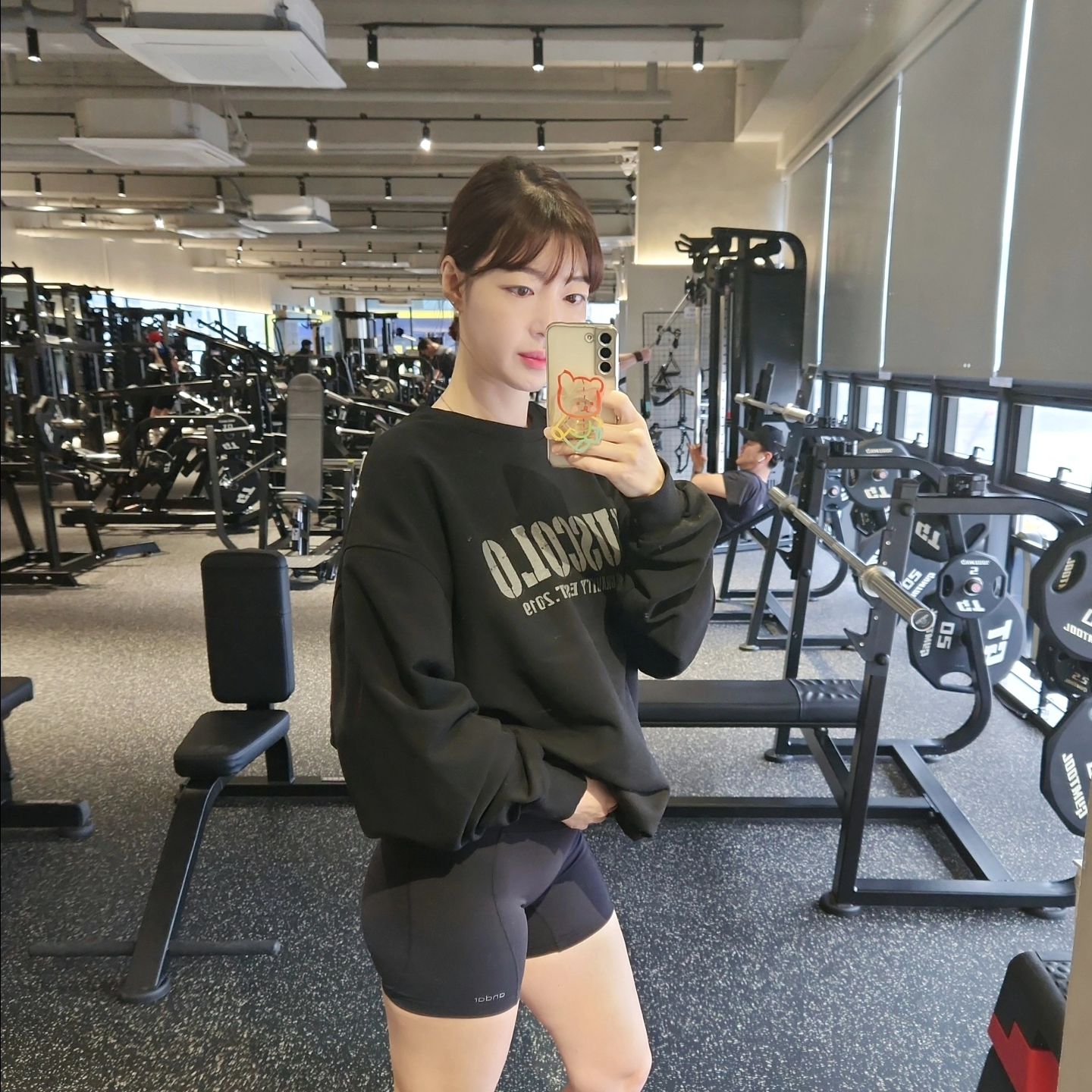 #르미_운동 

오늘은 예쁜짐웨어 muscolo_company 와함께❣️
여자는 블랙이지🖤 ㅋㅋ인정?
넥라인탄탄하고 어깨핏 떨어지는게 이뻐서
휘뚜루마뚜루 교복템이 될것같은예감👍
오늘도 웜업으로 입어주구 힙운동했지요🍑

🍭머스콜로 밀리터리 로고 세미오버핏 맨투맨
  블랙 1사이즈착용

간식으로 teinbake 한정판 
딸기치즈케이크쿠키와 민트초코칩쿠키 꺼냈는데
딸치케쿠키는🍓 진짜촉촉 그잡채 딸기딸기 치즈치즈하면서
부드럽기 그지없고 민초🍪쿠키는 다크초코에 쿨한민초랑
견과류🥜콕콕 찐한 민초에 민초단 울릴기세
진짜 단백질맛안나고 속세맛 그대로임😋
안타깝게도 요건 화이트데이한정으로 14일까지만 판매되는데
대신 신제품출시기념 전품목 14%세일중이라니 망설이지말기요