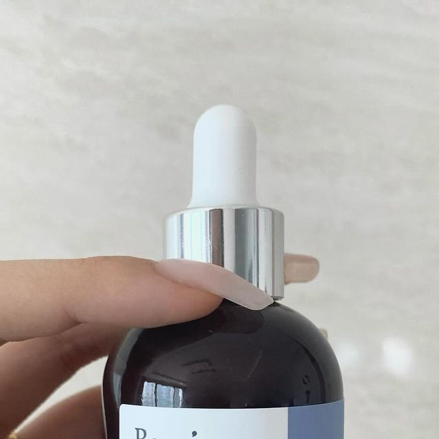  @uuzeeni on Instagram: "#광고

✅영양제 구매시 함량을 확인하듯 최상의 안티에이징 효과 경험을 위해 이제 레티놀 제품도 함량 확인 필수인거 아시죠?
식약처 인정 주름개선 고시함량(2,500IU)보다 높은 레티놀 2,520IU 함유
순수 레티놀 2,520IU + 바쿠치올 500ppm

✅레티놀이 많이 유명해진 만큼 자극적이라 걱정 하시는 분들도 많으실거 같은데 이제품은 
인체적용 시험자 24명을 대상으로 한 임상시험에서 24명 전원 피부 자극 반응도 0%입니다

✅2주 사용 후 주름 개선 16.39%, 모공 개선 17.68% 효능 인증일반 콜라겐과 달리 뛰어난 흡수력으로 탄력, 보습에 효과적탄력, 피부재생, 주름개선에 효과적이고
빠르게 흡수되어 피부 보습에 도움을 주고 식물성 병풀 추추물로 피부 진정에 효과적입니다

✅겨울이여서 속당김과 메이크업시 들뜸이 걱정이였는데 레티치놀 세럼 사용후 다음날 바로 느껴지는 광채에 놀랐어요

✅13년간 자연주의 천연화장품만을 연구하고 있는 전문가와 브랜드 대표가 제품 기획, 개발부터 생산까지 직접 참여하여 정말 자극성 제로! 

✅대한민국 퍼스트 브랜드 대상 7년 연속 천연화장품 부문 1위 

✅성분과 함량을 투명하게 공개하고 있기 때문에 믿고 사용할 수 있어요

#광고#보나쥬르#레티치놀#레티치놀세럼#레티치놀파워부스팅세럼#레티놀#레티놀세럼#레티놀효과#레티놀입문템#bonajour#나이트스킨케어#클린뷰티#천연화장품#제품제공"