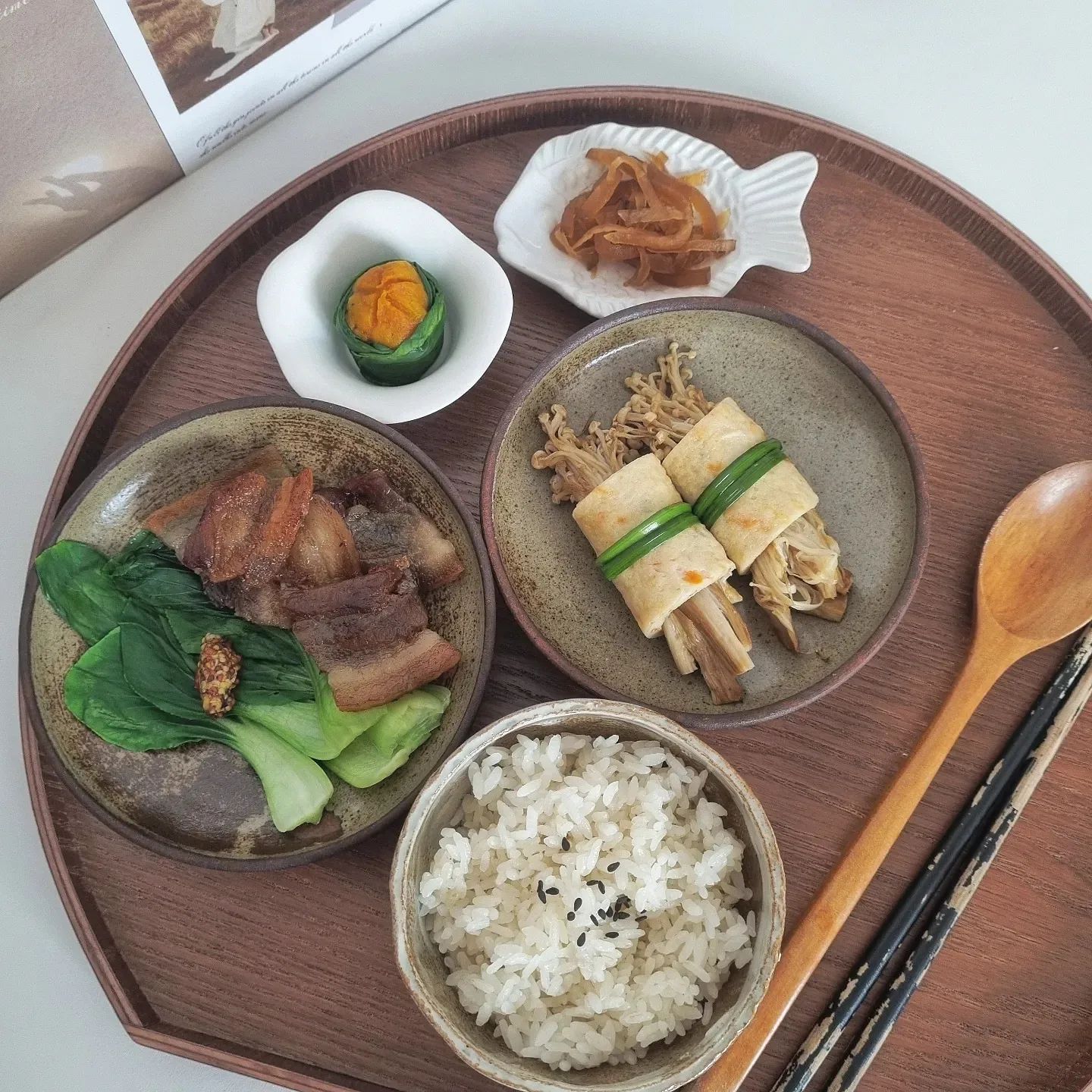 단호박은 그냥 먹어도 맛있는데
청경채는 역시 고기랑 먹어야 한다는 걸 혀 저리게 깨달았다

-
삼겹살+청경채
팽이어묵말이
단호박청경채말이
무 장아찌
쌀밥+검은깨