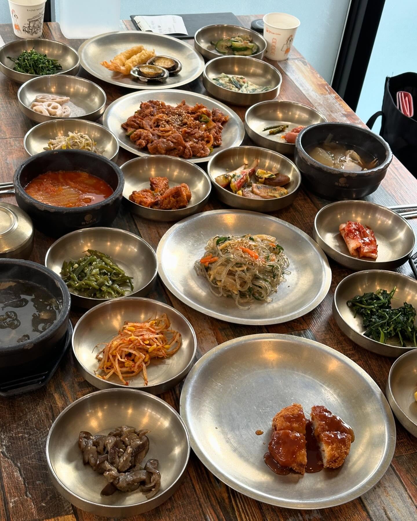 김해 #더부엌 맛있는 한식집 있다해서 찾아가본 곳
반찬 무한리필에 미역국에 찌개 2종류 메인 고기반찬이
정말 푸짐하게 나오는집,, 메인반찬 메인메뉴 추가는 추가비용이 발생하지만 나머지 기본찬은 다 무한이더라구요 (종류가 엄청 많음)👍🏻👍🏻 
친구랑 가서 밥 한공기반씩 야무지게 먹구 나왔다는,, ㅎㅎㅎ 
본의아니게 오픈런이였는데 시간 좀 지나니 사람들 무섭게 들어오라는,,
평소 점심시간엔 웨이팅이 좀 있나보더라구요~~~ 성인기준 13500원에
아주 푸짐한한상 먹고왔어요 가성비 짱짱!! 🤗
.
.
#김해더부엌
#맛있는기록
.