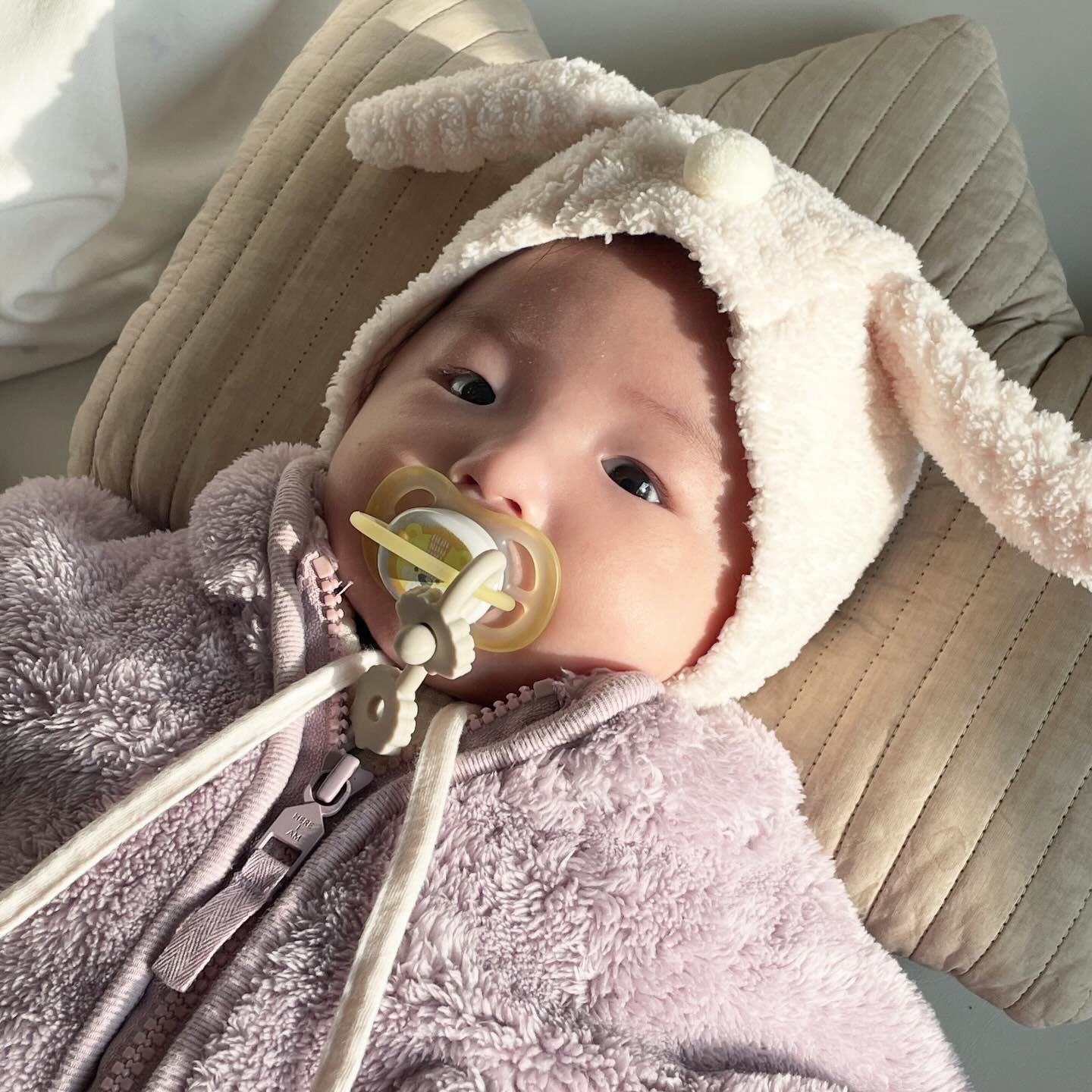 막둥이는 내년 크리스마스를 즐겨보자🎅🏻❤️
+ 누나 말 잘들어.. 벌써 지가 주는 쪽쪽이 안문다고 씅낸다 야..
.
.
.
#육아스타그램 #연년생남매 #안정남매 #연년생맘 #육아소통
