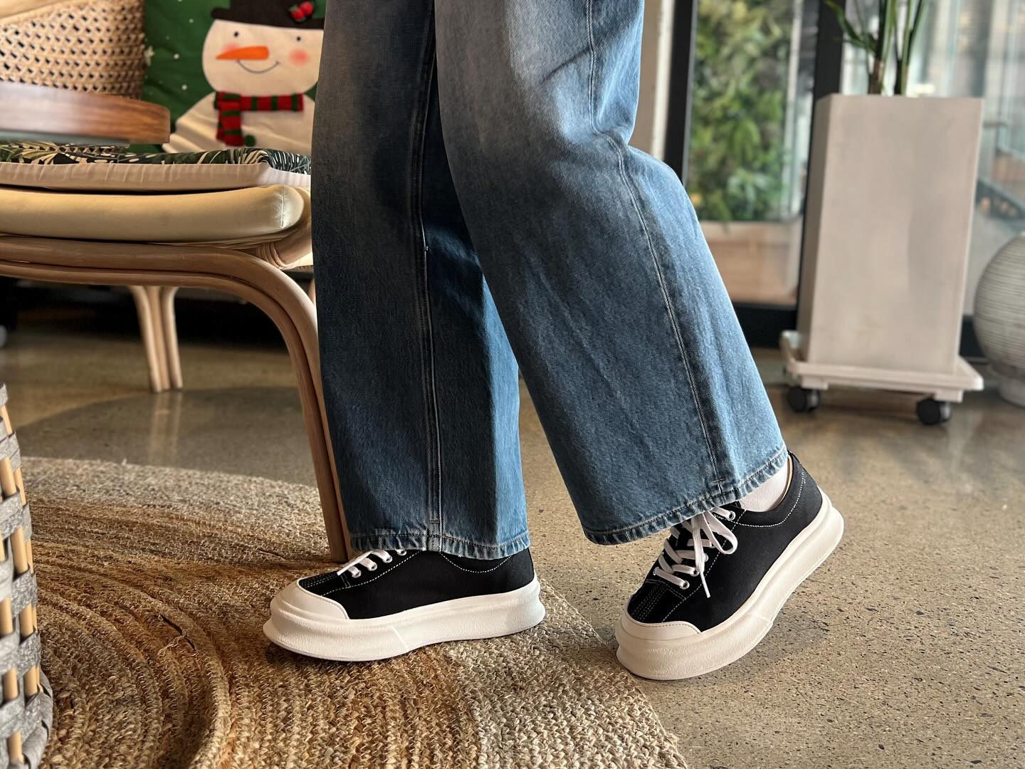 제품협찬
.
.
트렌디하고 유니크한 #컨버스화 #nomatta ✨
견고한 짜임새의 두꺼운 컨버스 소재에
오버사이즈 형태의 오리지널 미드솔
요리조리 살펴보아도 깔끔하죠?😎
어떠한 룩에도 찰떡같이 어울리는 #노마타 #노드
요 아이는 실물이 훨씬 더더 예뻐서 소문낼꺼예요🤘🏻
.
nomatta_official_ ✨
.
.
#스니커즈 #커플스니커즈 #컨버스화 #커플컨버스화
#캔버스화 #컨버스코디 #노마타운동화 #노마타노드
#블랙스니커즈 #블랙컨버스화 #데일리운동화
#데일리스니커즈 #패션블로거 #패션인플루언서
#ootd #데일리슈즈 #오늘뭐신지 #nomattanode
#하트와몬트 #블로그협찬
