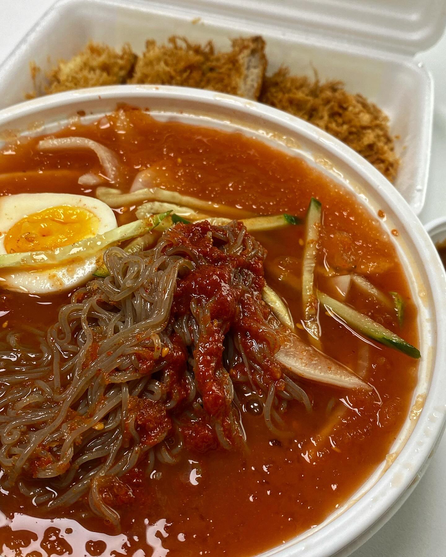 💬 매콤한 냉면은 해장 1순위 !

저는 매운물냉면을 음청나게 좋아합니다 :3
육수가 맛이 없거나 다데기 맛이 별로면 노맛인데
간만에 맛있는 곳 찾아서 아주 싹싹 비웠쏘요!

요즘 너무 잘 먹어서 탈이지만,
먹스타그램인데 요정도는 애교잖아여?

ʜᴀᴘᴘʏ ɴᴇᴡ ʏᴇᴀʀ ♥ 

#매운냉면 #물냉면 #해장냉면 #서울맛집