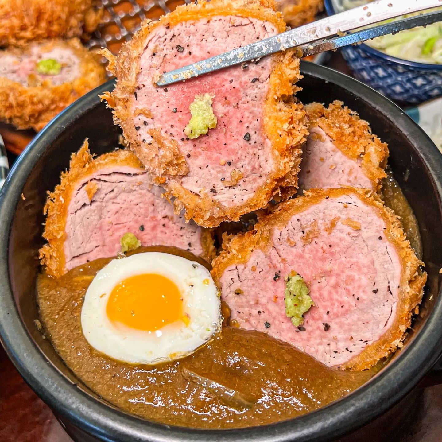 카츠의 대명사 맛집은 어디?

연남동에서 돈까스로 유명한 맛집인 "경양카츠"

데이크하기에도 좋은 곳이라 주말에는 웨이팅으로 사람들이 많더라구요!

돈까스 맛집에 파스타 메뉴들을 새롭게 출시하면서 더 많은 고객층을 제대로 저격해버렸어요.

대파매콤크림파스타와 트러플버섯크림파스타가 진짜 맛있어서 강추에요!! 

파스타만 먹기엔 아쉬운데, 여기에 속은 부드럽고 겉은 바삭쫄깃한 수육카츠는 꼭 주문해서 같이 드셔주세요.

입가심은 수제 식혜 필수✨

📍경양카츠 연남점
📍운영시간: 11:30 - 21:30
(BT14:30 - 17:00)
수육카츠(25,900) 파스타(16,900)

#연남동맛집 #연남동데이트 #연남동파스타 #연남동핫플 #연남맛집 #돈까스맛집 #경양식 #홍대맛집 #홍대맛집추천