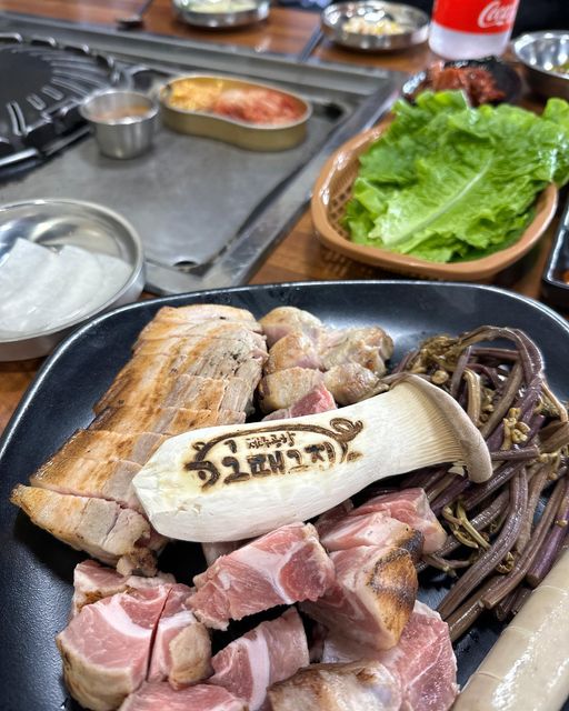 BYUL✨ on Instagram: "🌊바다 보면서 흑돼지 먹어본 적 있나요?🐷🖤
여기 그게 가능한곳이 있어요!!!
바로 ✨제주공항 그때그집✨이에요>_<
오션뷰에 젤 좋아하는 꼬기 냠냠😋

공항에서 10분 거리여서 제주도 도착하자마자 바로 흡입 가능 힛
기본으로 나오는 구운 고사리+김치+콩나물+버섯+흑돼지 김치찌개에
흑돼지 2인 세트 + 비빔국수 먹었는데
너무 푸짐해서 🐷될 뻔

다 맛있었는데 개인적으로 비빔국수 진짜 최고👍🏻👍🏻

마지막에 수제식혜까지 감사해요 :)
제주도 방문하시는 분들 완전 추천!!!!(진심💕)

🏷 주소  제주특별자치도 제주시 서해안로 352-1 (도두이동) 
영업시간  11:00 ~ 22:00 (B.T 16:00~17:00) / 매주 수요일 휴무
주차장 매우 넓어서 주차하기 좋아요 :) 

#협찬 #제주그때그집 #제주공항그때그집 #공항그때그집 #제주맛집 
#제주추천 #흑돼지추천 #맛스타그램 #맛집 #점심추천 #먹방 #koreanfood #맛집추천 #메뉴추천 #먹스타스램 #삼겹살맛집
#냠냠 #instalike #맛있다그램 #푸드스타그램 #foodstagram #instafood #daily"