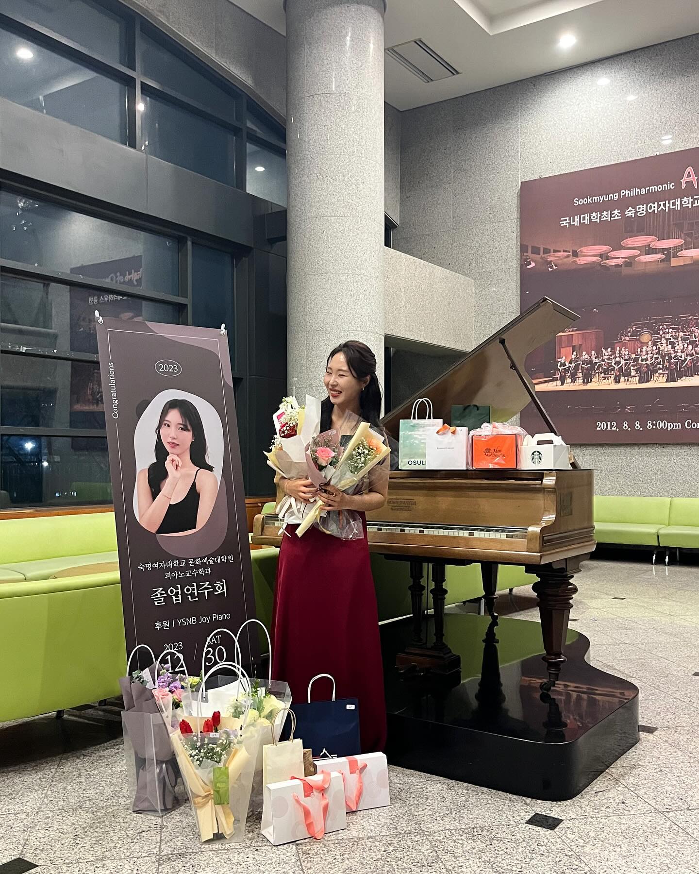 #졸업연주회#척척석사

아직까지도 끝났다는게 실감이 나질 않네요🥹

소중한 연말 시간내서 와주시고 
축하해주신 분들께 진심으로 감사하다는 말씀드립니다!
(저한텐 정말 중요한 날이였는데 응원해주신 분들
앞으로 꼭꼭 갚을게용😭🩵)

숨을 곳 없이 오롯이 혼자서
이 무대와 시간을 채워야한다는 중압감에 
준비하는 동안 사실은 좀 힘들었어요😭

혼자서 견뎌야한다고 생각했던 시간을 
격려의 박수와 따스한 눈빛으로 
함께 채워주셔서 감사합니다.

덕분에 어느때보다 
편하게 노래해 본 시간이였습니다💟

모든 행동과 말들엔 책임이 따른다는 걸
크게 느끼고 보내온 2023년

내년에는 모두에게 행복한 일들만 가득하시길 바라요🫶🏻

새해 복 많이 받으세요✨