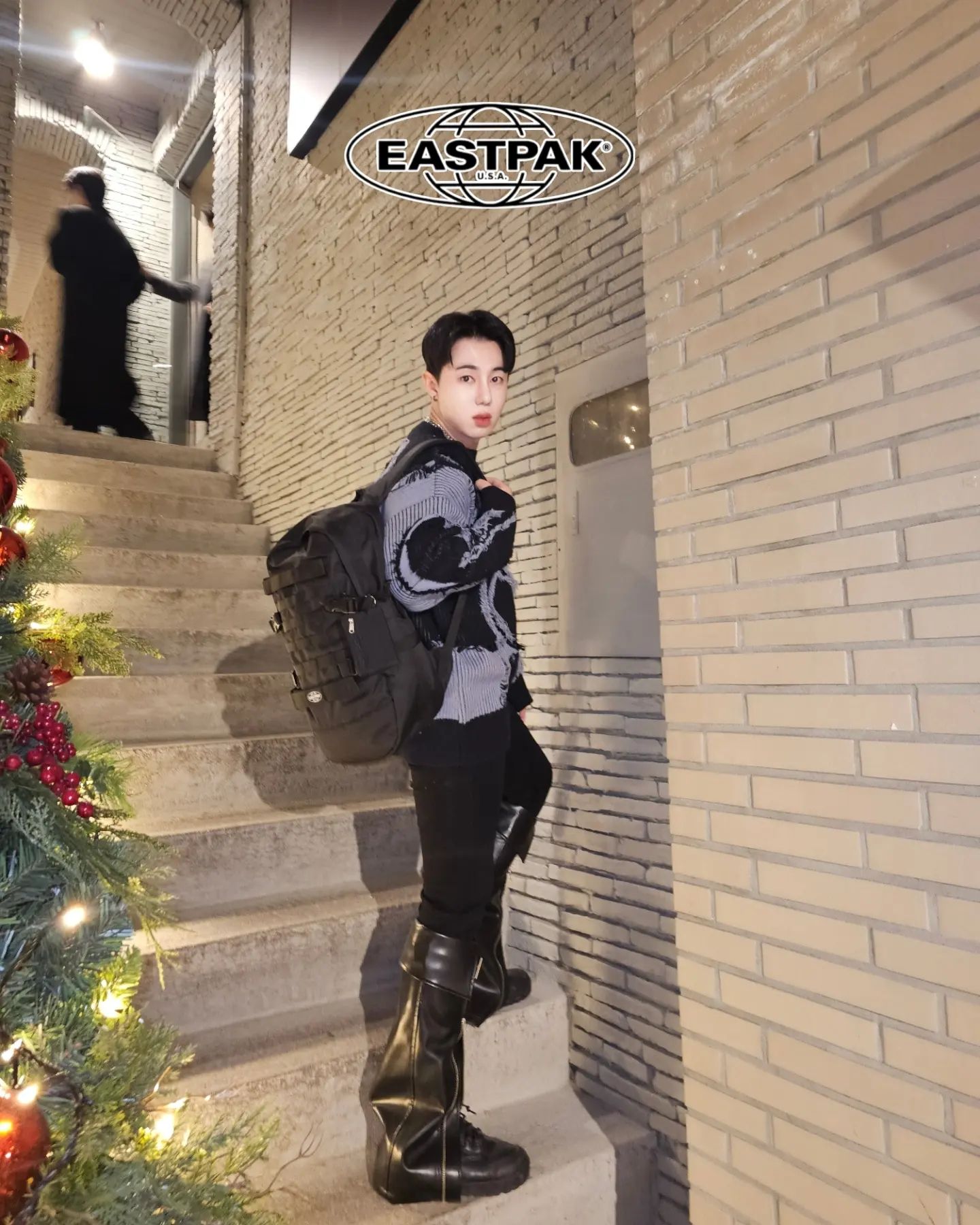 #협찬 #광고

아 목요일에느으으은! 휘뛰루마뚜루 예쁘고 튼튼한 캐주얼한 백팩으로 유명한 이스트팩의 백팩 플로이드 L - 모노블랙을 매고 파티에 댕겨와쏘!

어때 예뿌지? 나는 학창시절에도 어지간한 7세 아이도 넣을정도로 큰 가방을 매고 다녔을정도로 아기자기하고 조그마한 백팩보다는 실용적이면서도 내 취향적인 큰 사이즈의 가방을 더 선호하는 편이야! 디자인적으로도 그렇구!

그런 내 취향에 찰떡콩떡인 사이즈와 힙하고 실용적인 디자인!

아기자기하게 이스트팩 미니 크루도 제공받아서 달고 다녔는데 너무 귀엽쟈나! 요즘 이렇게 가방에 하나씩 달고 댕기는게 멋 아니겠니?!

또 대학생들이 많이 사용하는만큼 무겁지 않고 가성비 좋게 튼튼한 느낌이 참 마음에 드는 가방이야. 수납력도 좋고 고리를 걸 부분도 많아서 중, 고등학생부터 등산러까지 폭넓게 사용할 수 있는 만능 휘뚜루 템!

스트릿 패션에도 무드 낭낭하게 좋을 것 같다는 느낌?
.
.
.
.
#새학기 #신학기 #개강 #학생가방 #대학생가방 #대학생백팩 #학생코디 #데일리코디 #스트릿 #20대여자가방 #20대남자가방 #고프코어룩 #백팩추천 #백팩 #가방추천 #백팩추천