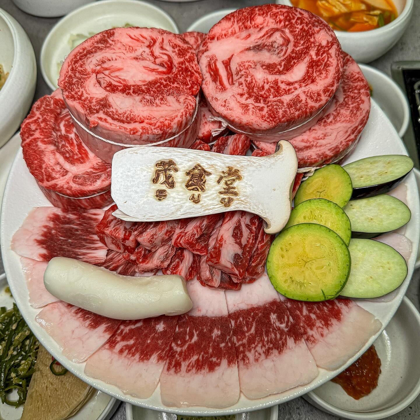투쁠한우를 최고급비장탄에 구워주는  #무식당 #방이동맛집 

차별화된 고기 전문가의 손질과 전문 셰프의 다양한 소스 및 요리를 제공하는 “무식당”대한민국 최초 업진살 스테이크를 개발한 곳으로 이번에는 성수본점에 이어 방이점으로 방문했습니다

오로지 1++한우만 취급하며 최고급 무화살(업진살스테이크),안심,갈비살,안창살,차돌박이,양념갈비 다양한 부위가 있고 

에피타이저로 식전 (단호박)수프부터 수준급 퀄리티의 맛이였고 제철 식재료로 고기와 곁들여 먹기 좋은 구성으로 한상가득 나왔습니다 

처음부터 끝까지 직접 고기를 구워주셔 편하게 먹을 수 있었어요

깔끔하고 고급스러운 분위기라 기념일이나 데이트 코스로도 강추드려요

📍서울 송파구 오금로11길 45 101호 무식당 방이점

#석촌호수맛집 #방이동맛집추천 #송파구맛집 #방이동먹자골목맛집 #한우맛집 #소고기맛집 #방이동회식